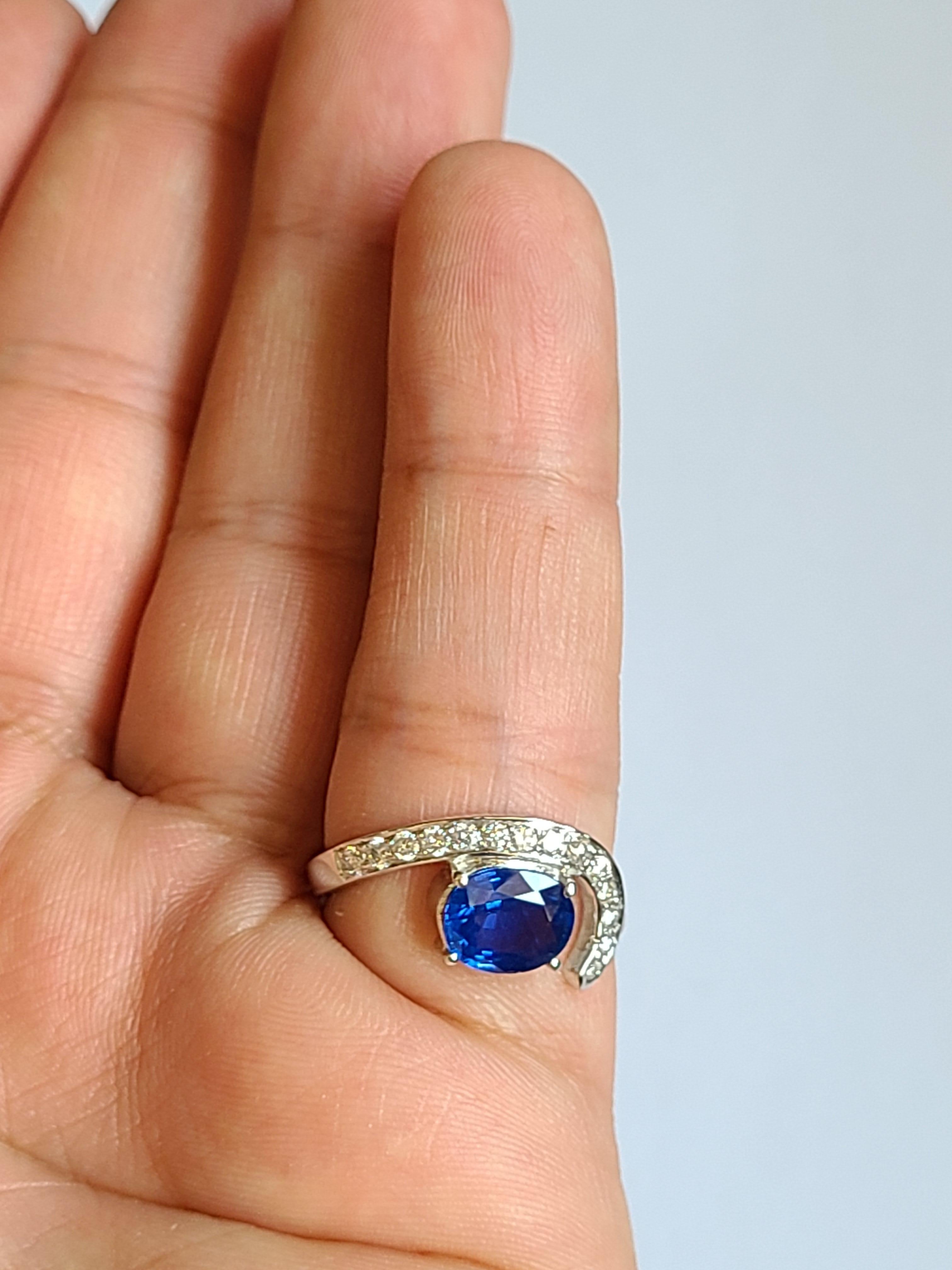 Oval Cut Blue Sapphire Ring Set in 18 Karat Gold with Diamonds For Sale