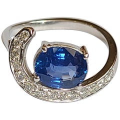 Blauer Saphir-Ring aus 18 Karat Gold mit Diamanten