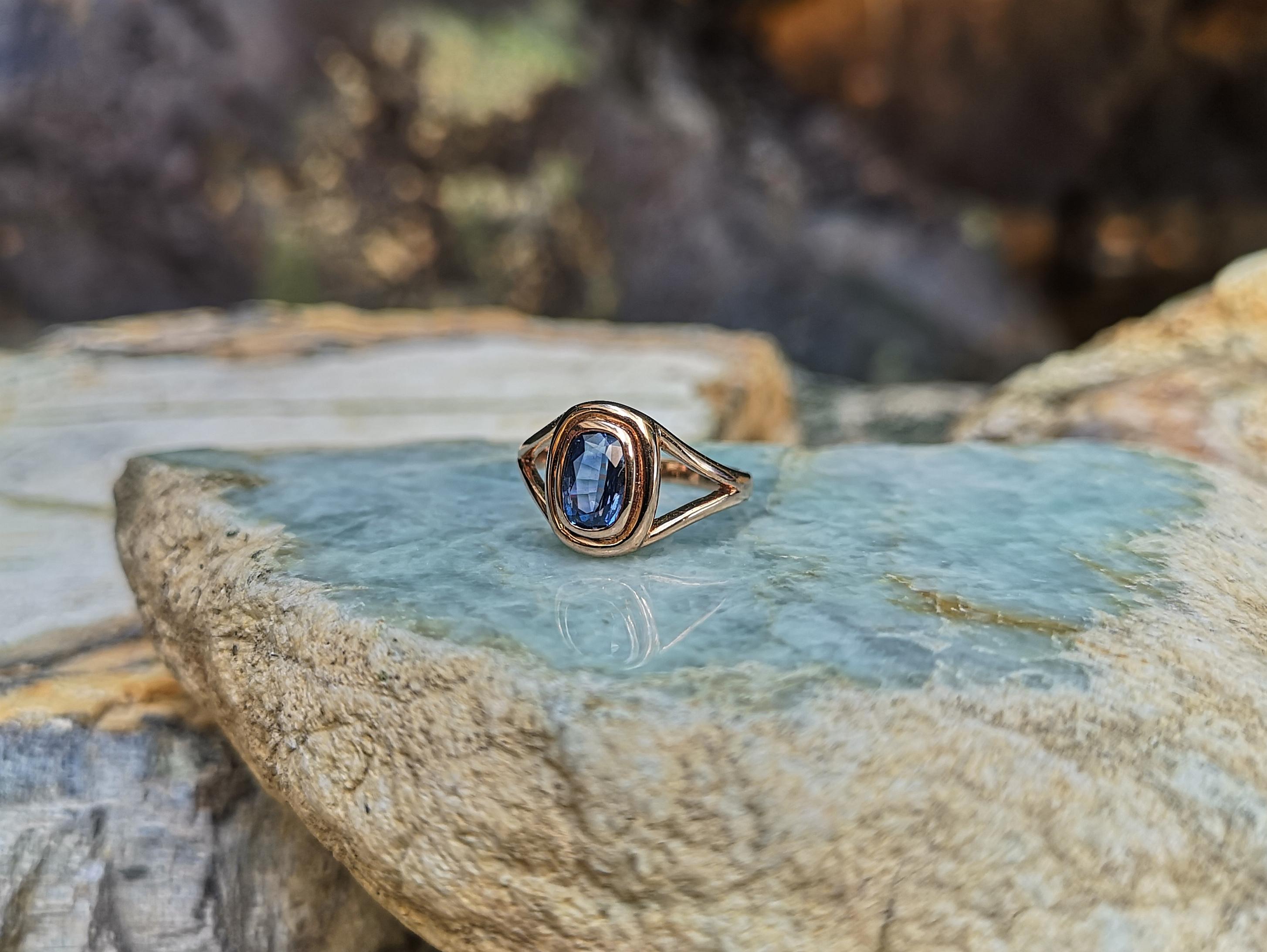 Blue Sapphire Ring Set in 18 Karat Rose Gold Settings For Sale 3