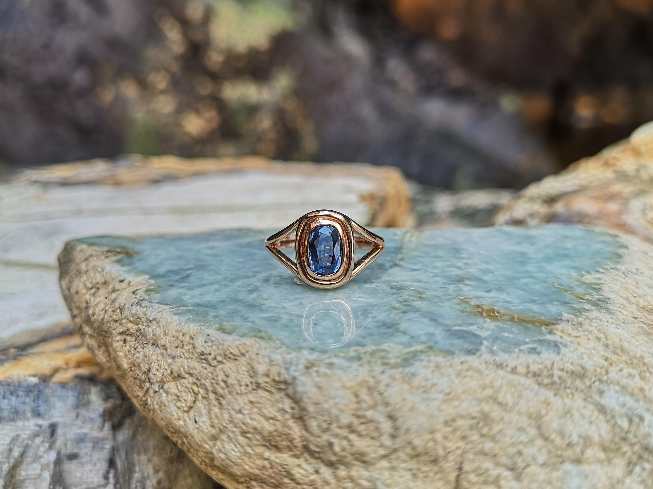 Blue Sapphire Ring Set in 18 Karat Rose Gold Settings For Sale 4