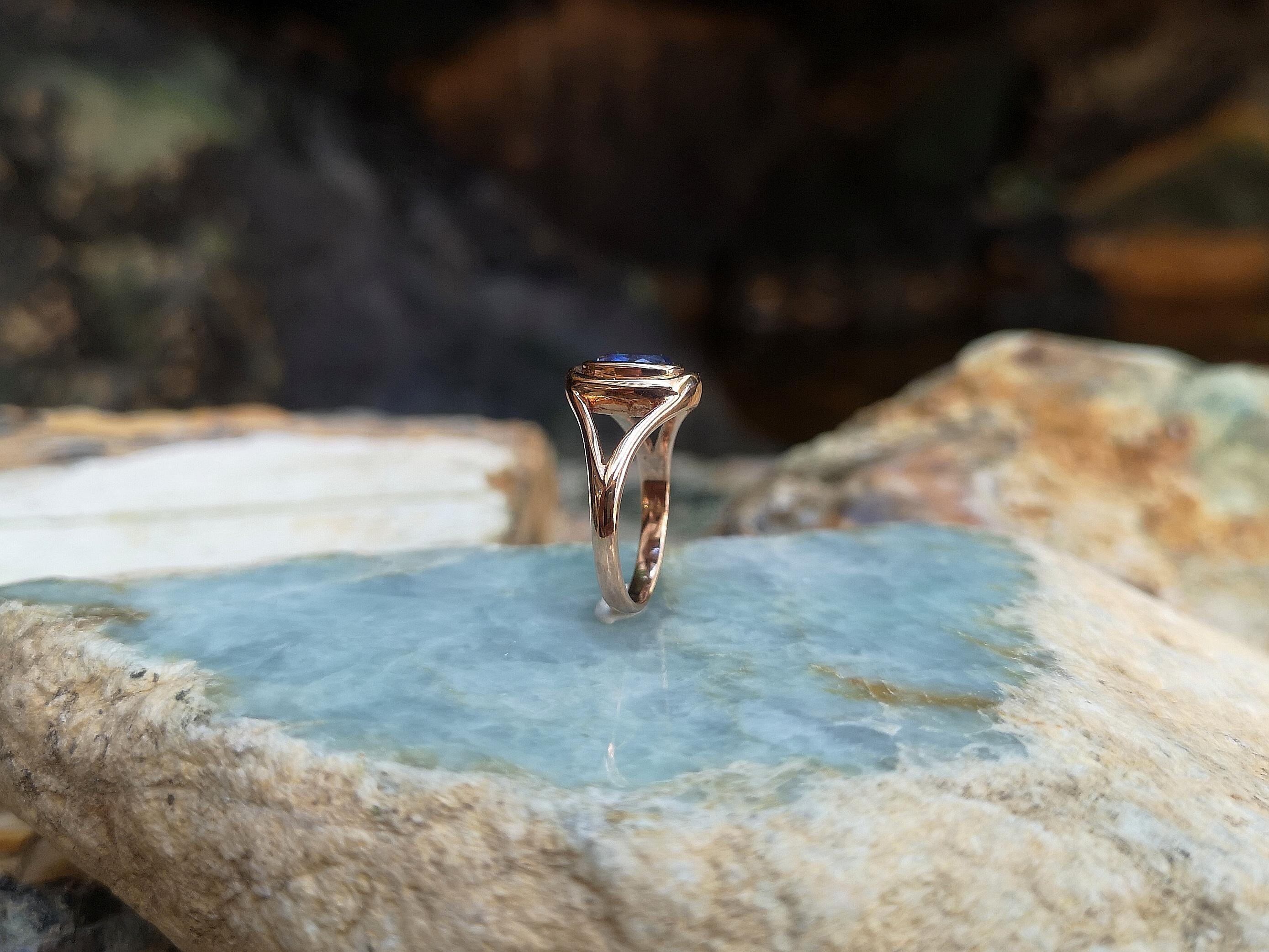 Blue Sapphire Ring Set in 18 Karat Rose Gold Settings For Sale 6