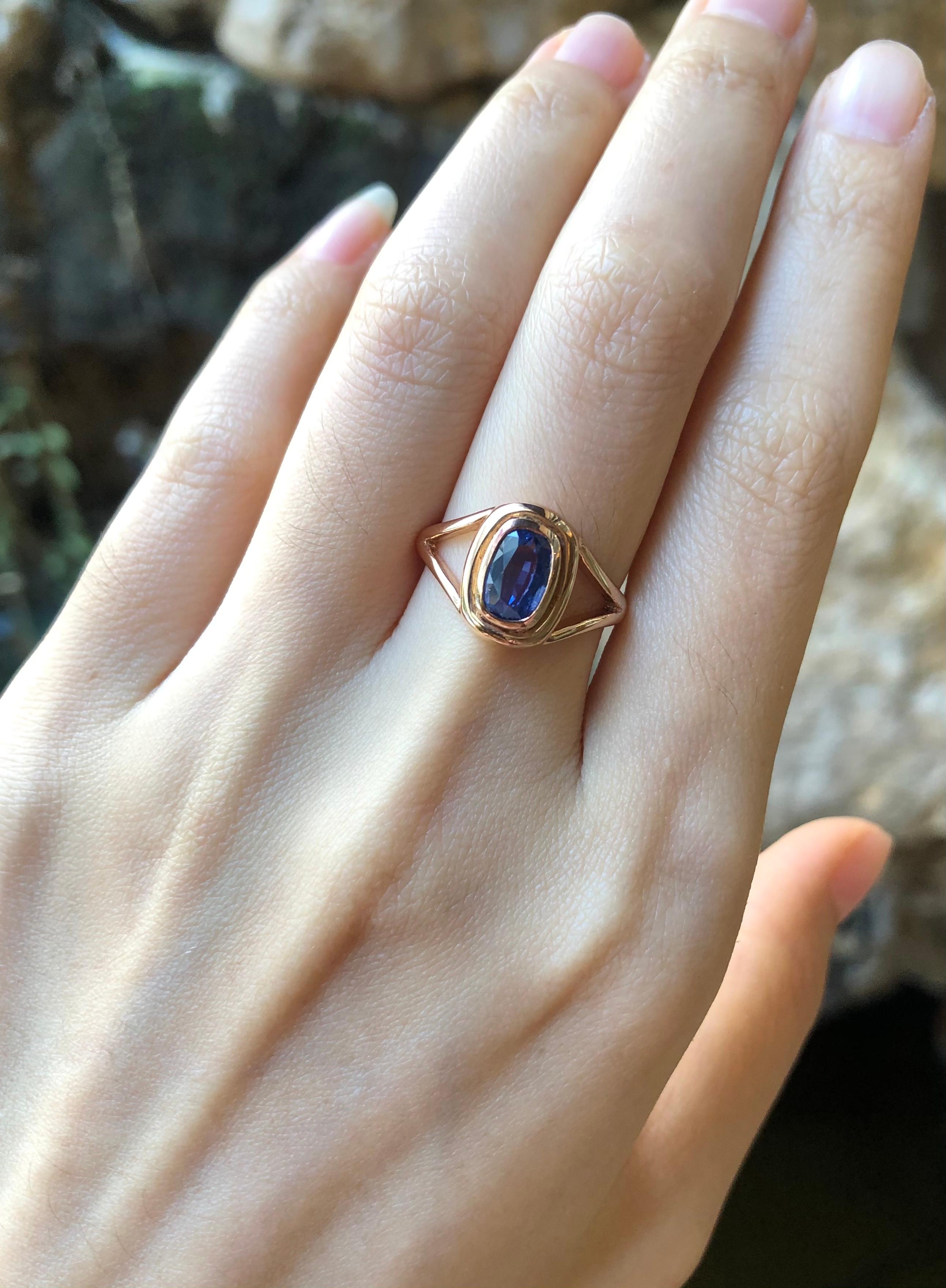 Contemporary Blue Sapphire Ring Set in 18 Karat Rose Gold Settings For Sale