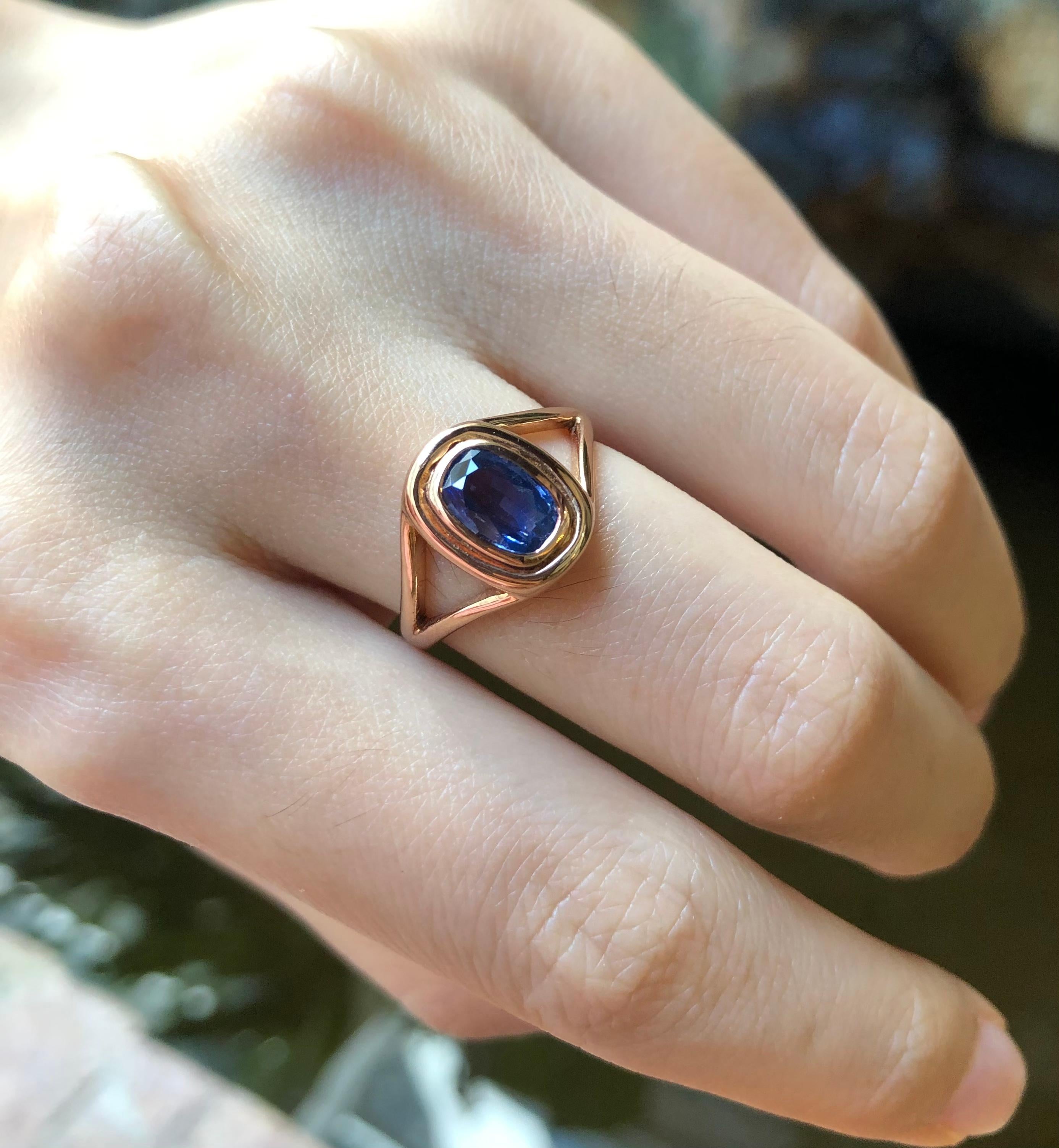 Blue Sapphire Ring Set in 18 Karat Rose Gold Settings In New Condition For Sale In Bangkok, TH