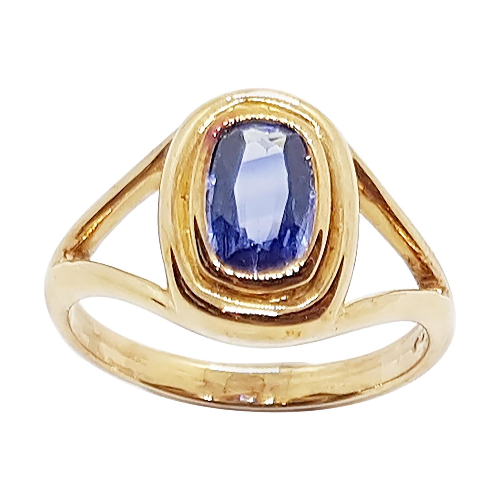 Bague en saphir bleu sertie dans des montures en or rose 18 carats