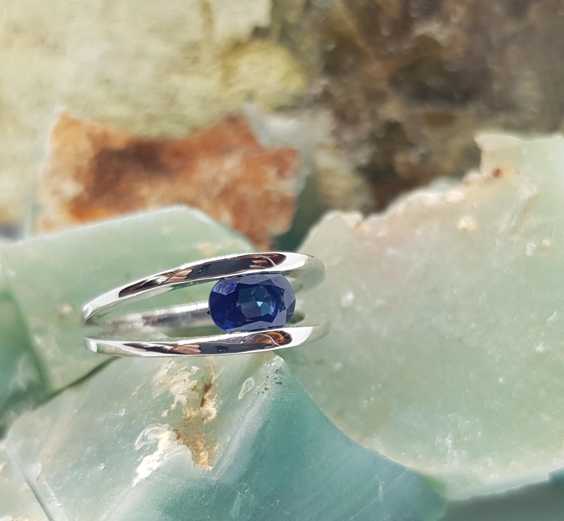 Blue Sapphire Ring Set in 18 Karat White Gold Settings For Sale 2