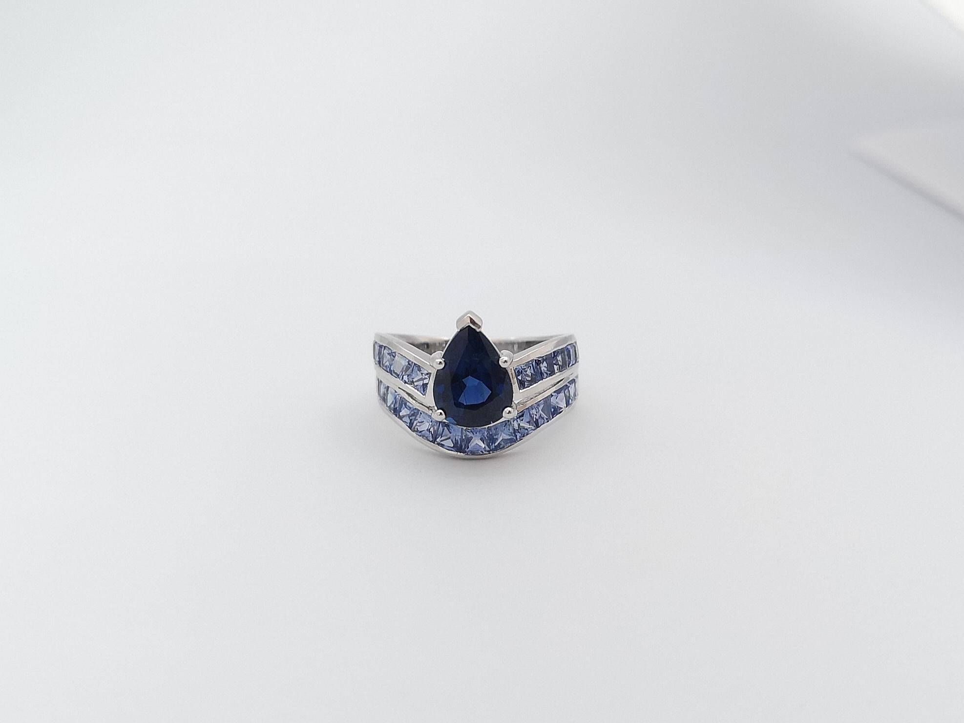 Blue Sapphire Ring Set in 18 Karat White Gold Settings For Sale 4