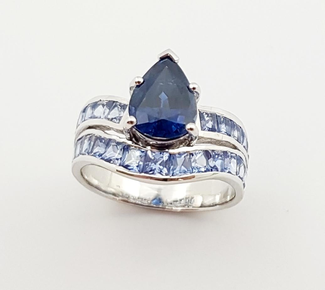 Blue Sapphire Ring Set in 18 Karat White Gold Settings For Sale 5