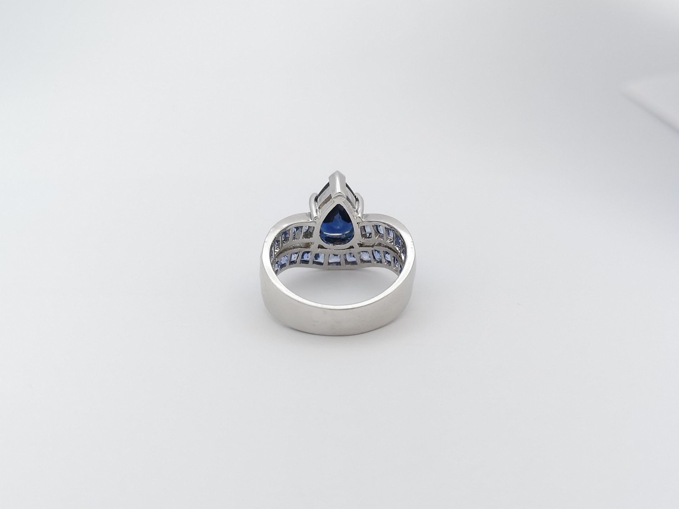 Blue Sapphire Ring Set in 18 Karat White Gold Settings For Sale 7