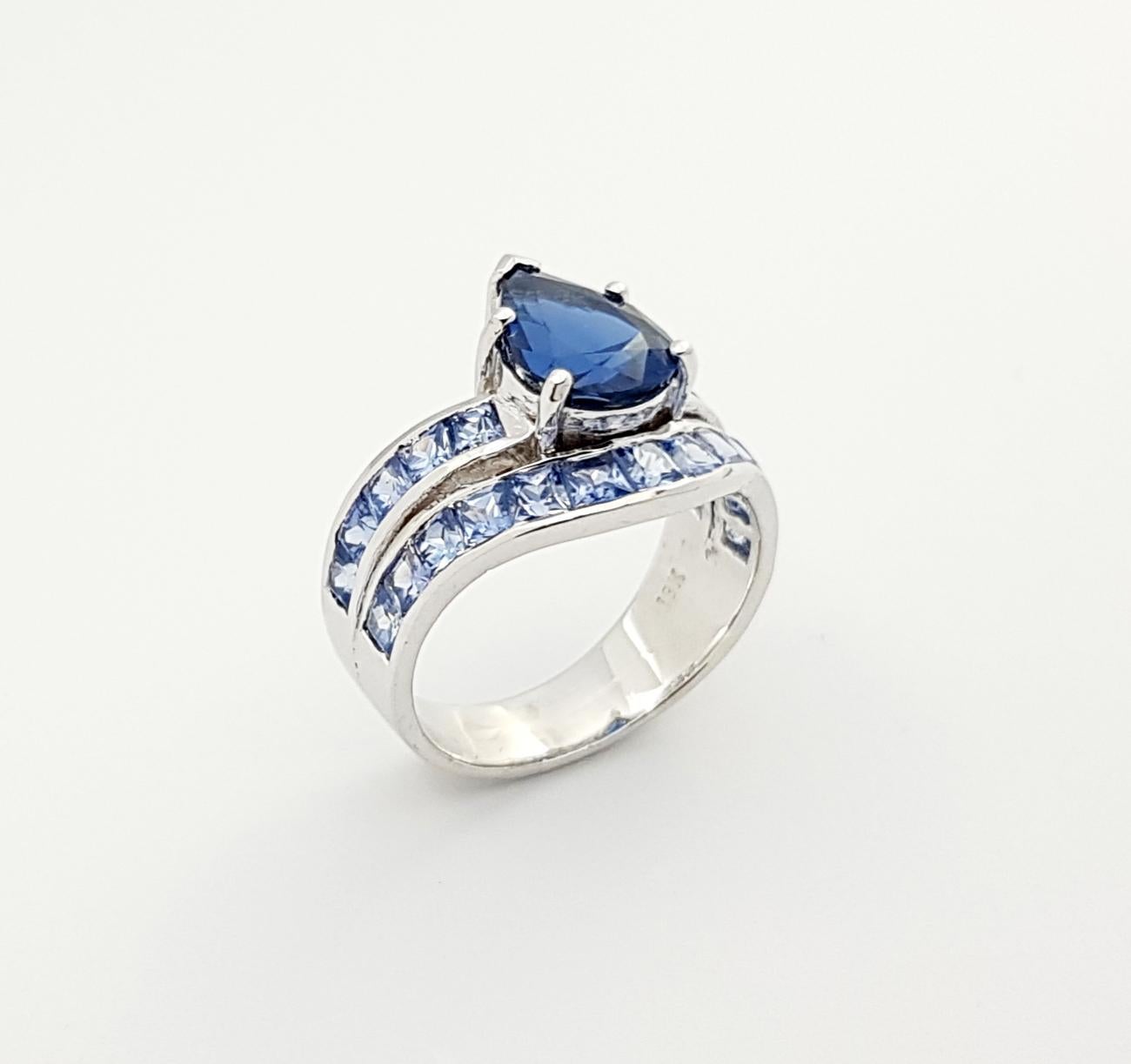 Blue Sapphire Ring Set in 18 Karat White Gold Settings For Sale 9