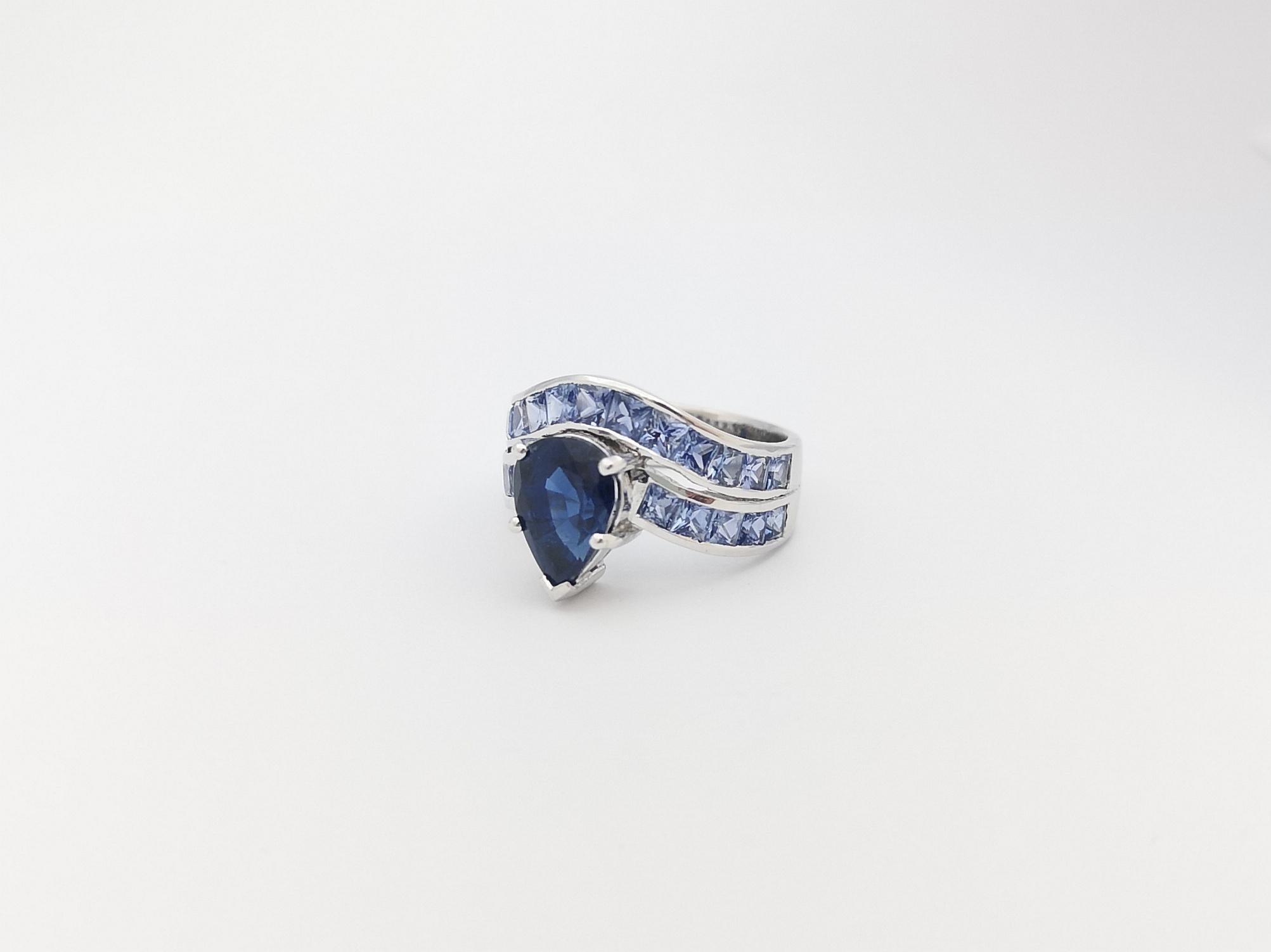 Blue Sapphire Ring Set in 18 Karat White Gold Settings For Sale 10