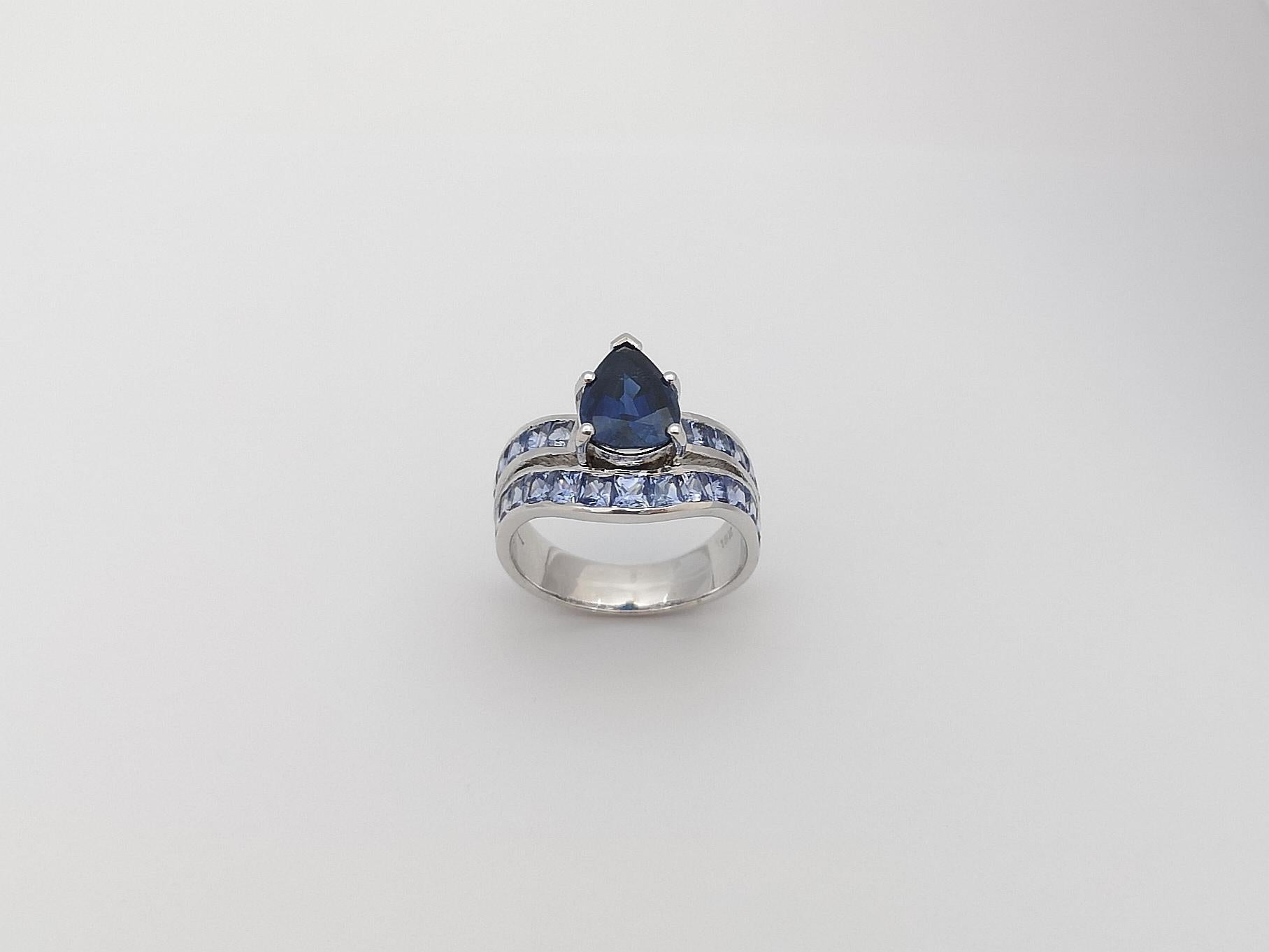 Blue Sapphire Ring Set in 18 Karat White Gold Settings For Sale 11