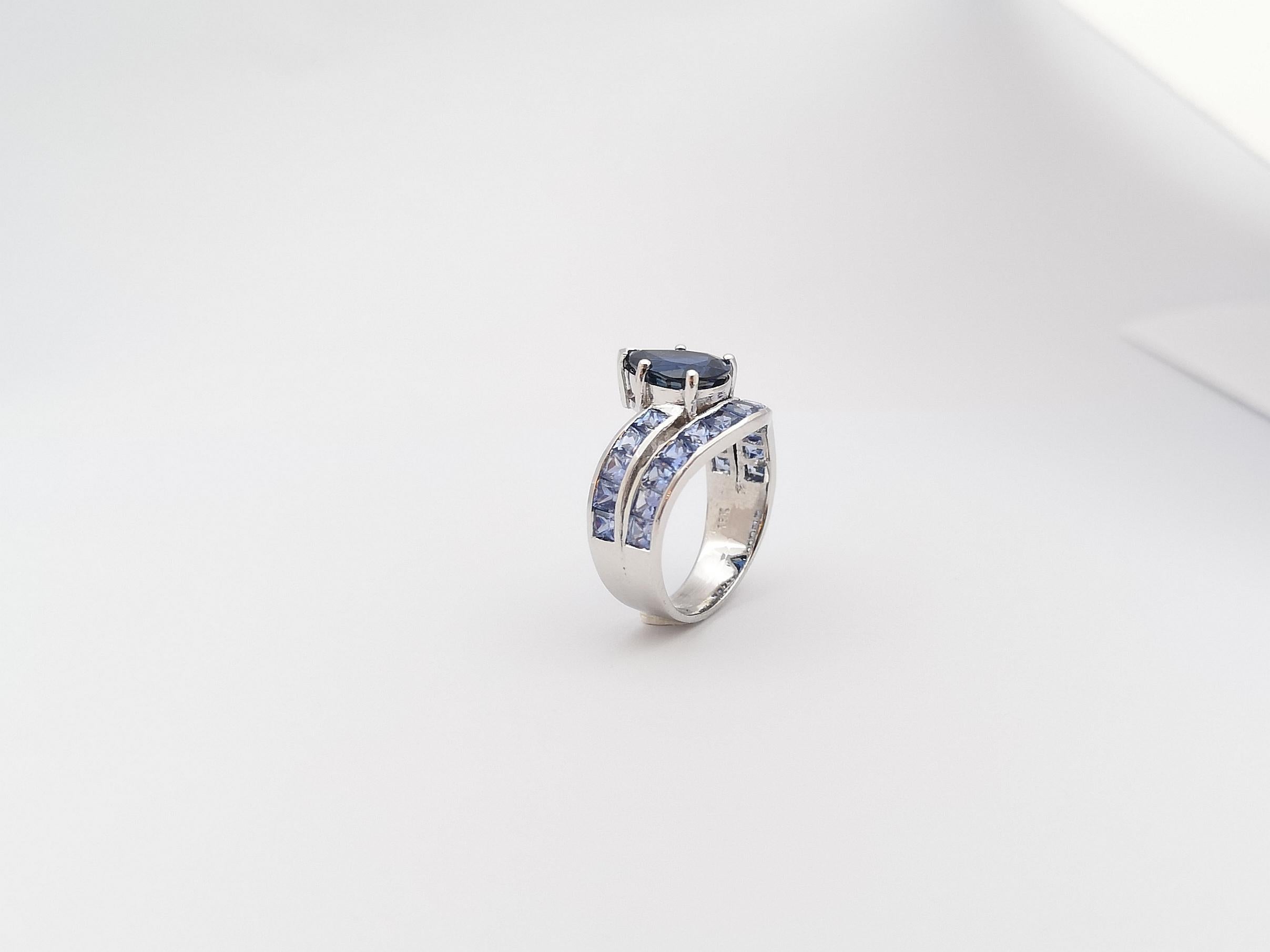 Blue Sapphire Ring Set in 18 Karat White Gold Settings For Sale 12