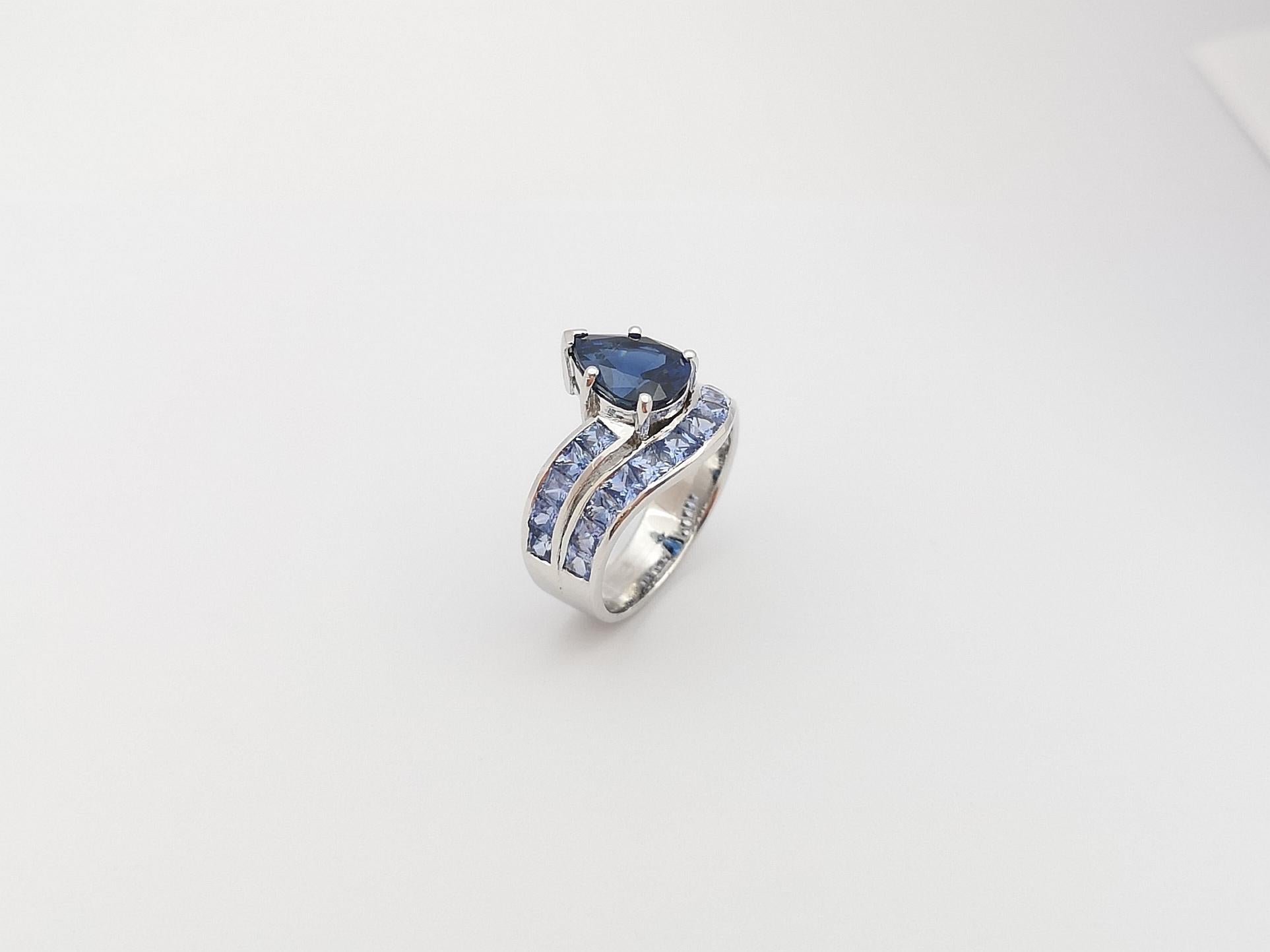 Blue Sapphire Ring Set in 18 Karat White Gold Settings For Sale 13