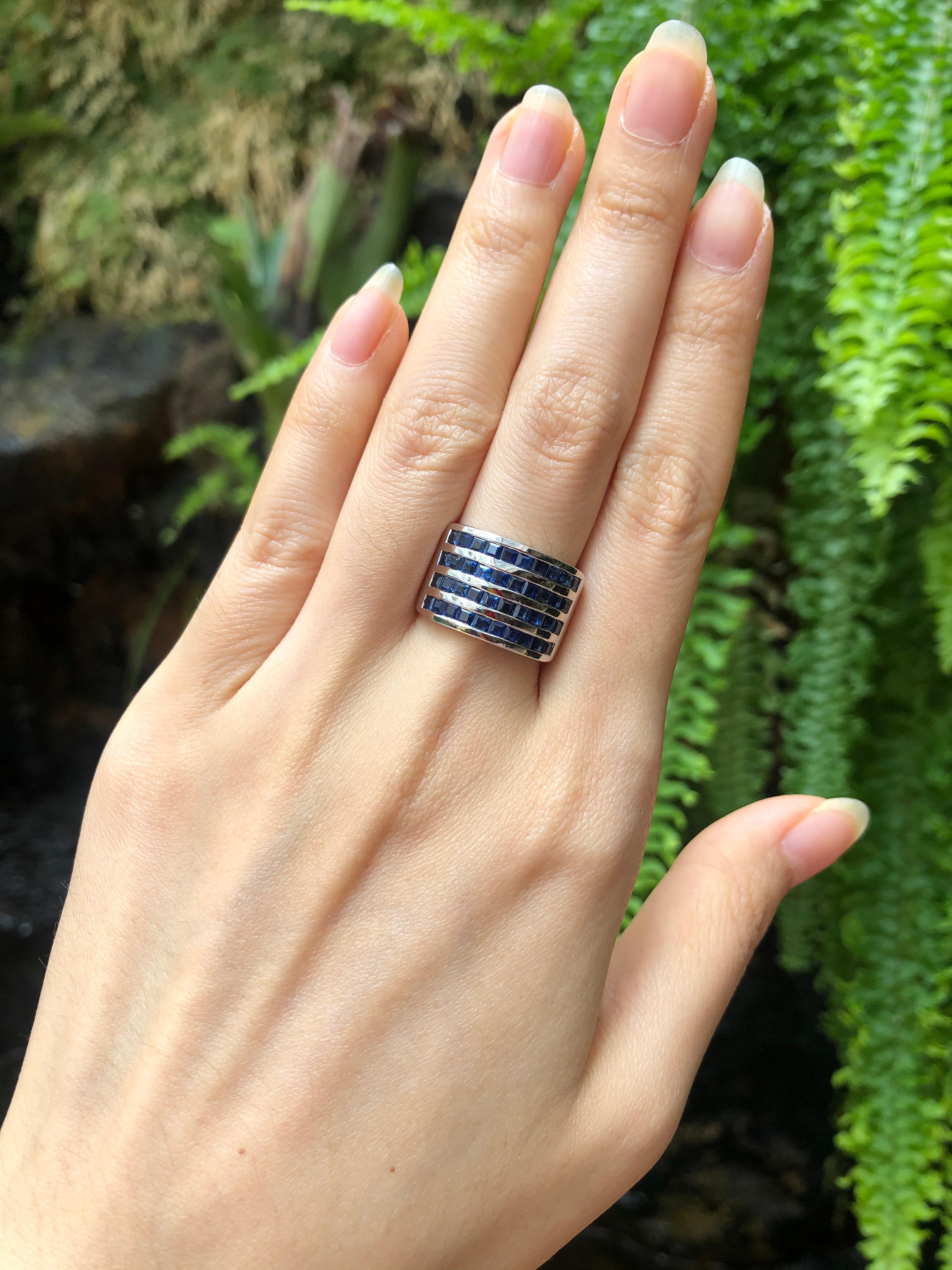 Contemporary Blue Sapphire Ring Set in 18 Karat White Gold Settings For Sale