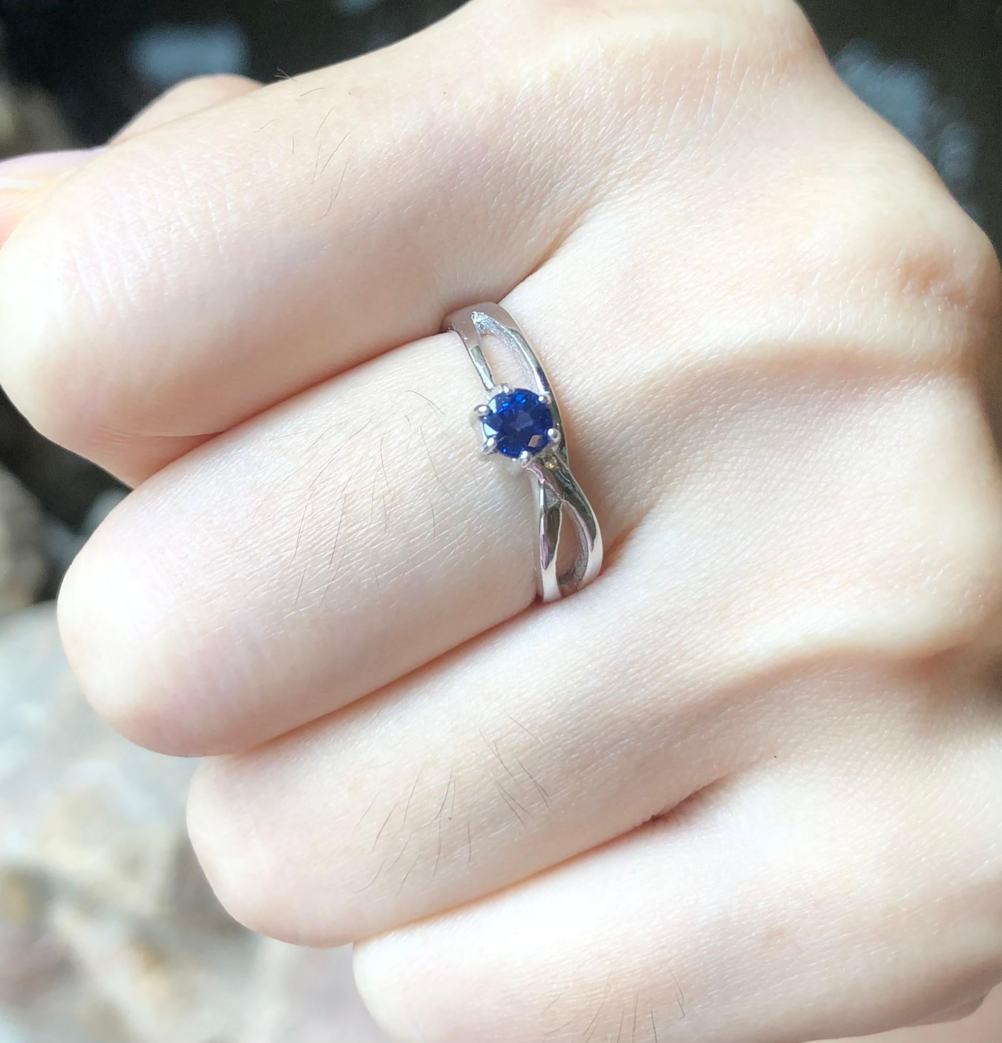 Contemporary Blue Sapphire Ring set in 18 Karat White Gold Settings For Sale