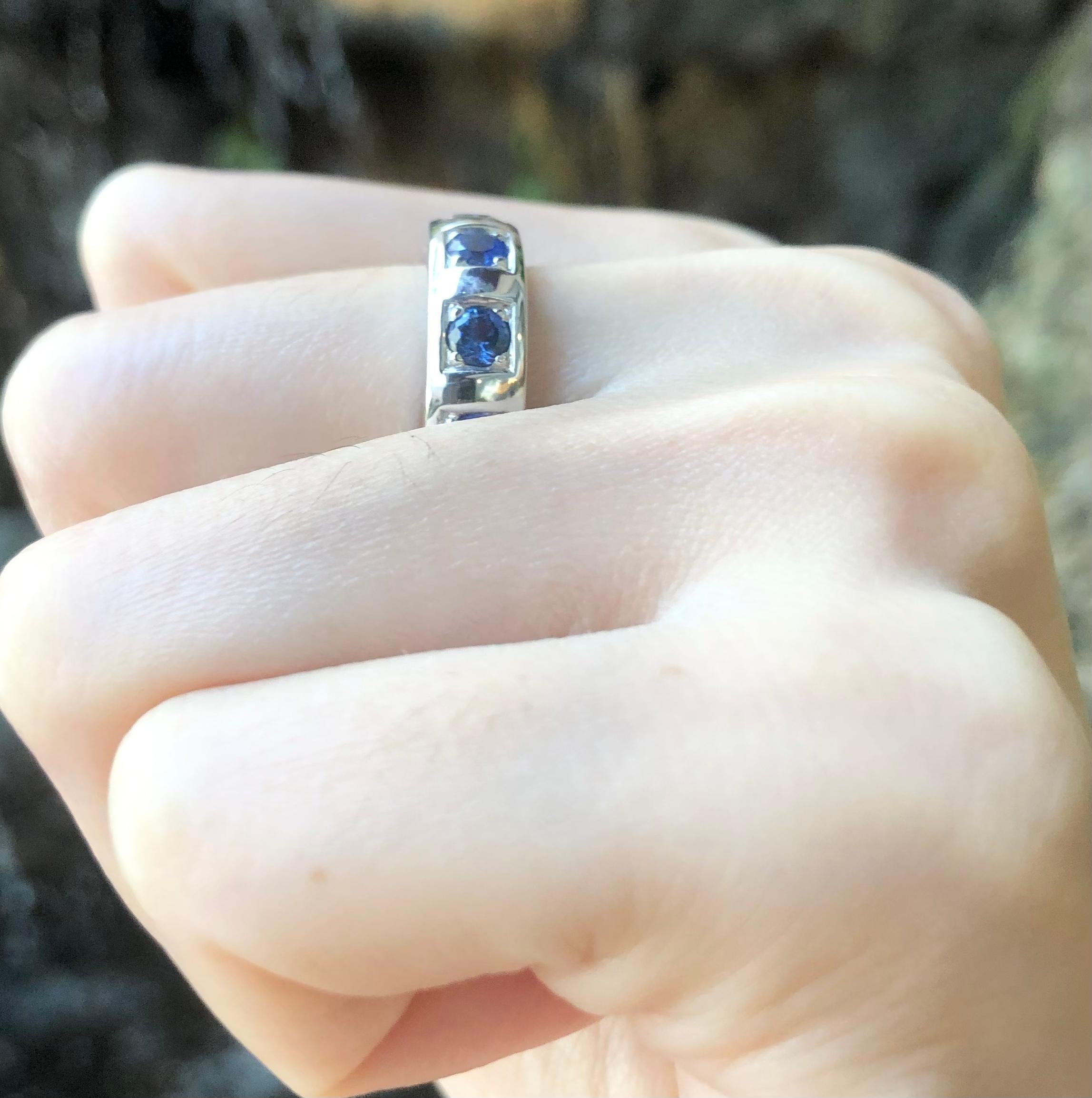 Contemporary Blue Sapphire Ring Set in 18 Karat White Gold Settings For Sale