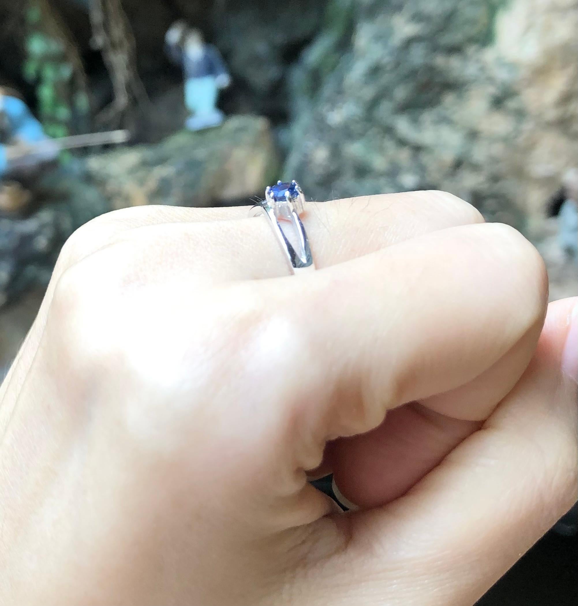 Round Cut Blue Sapphire Ring set in 18 Karat White Gold Settings For Sale