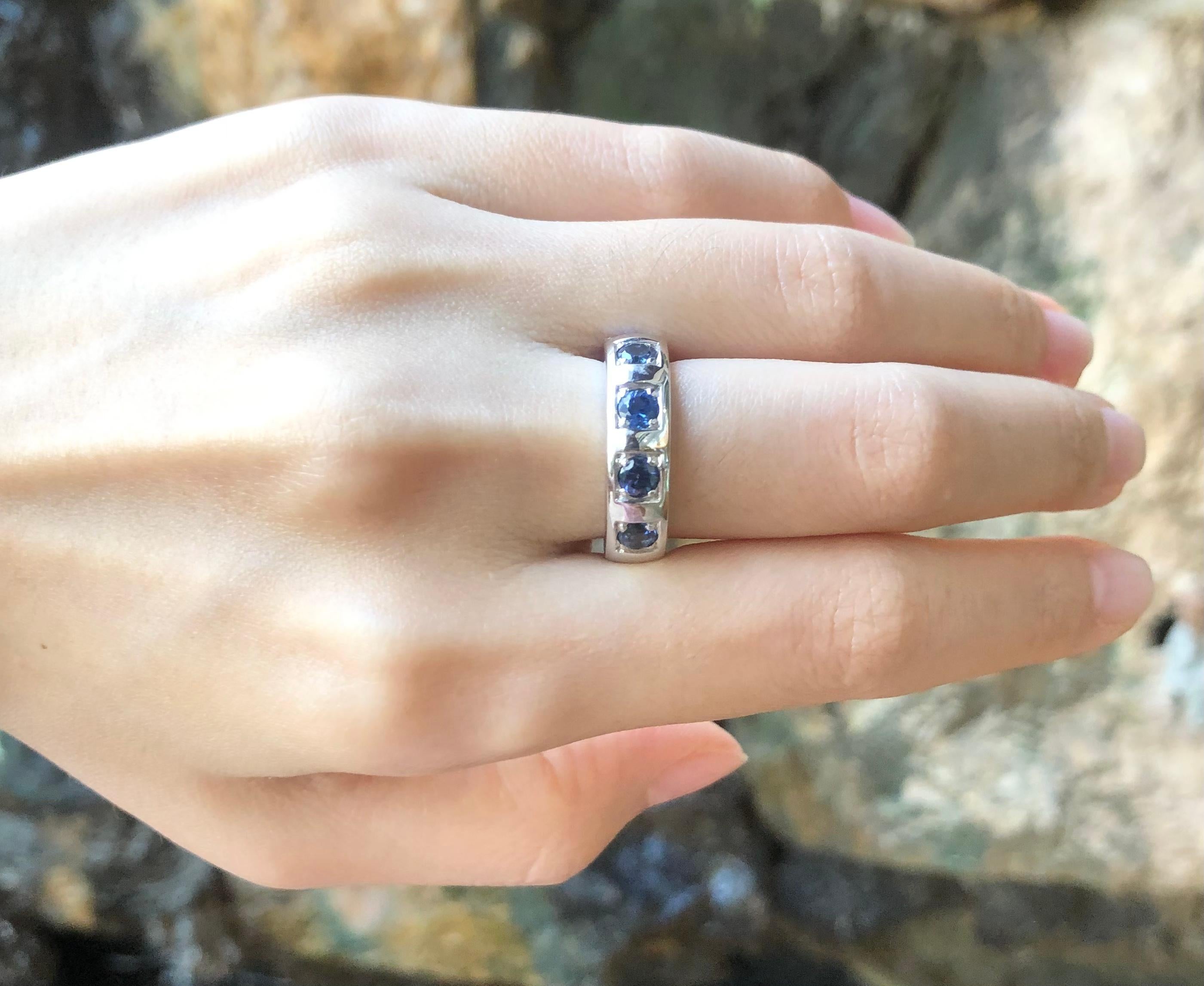 Round Cut Blue Sapphire Ring Set in 18 Karat White Gold Settings For Sale
