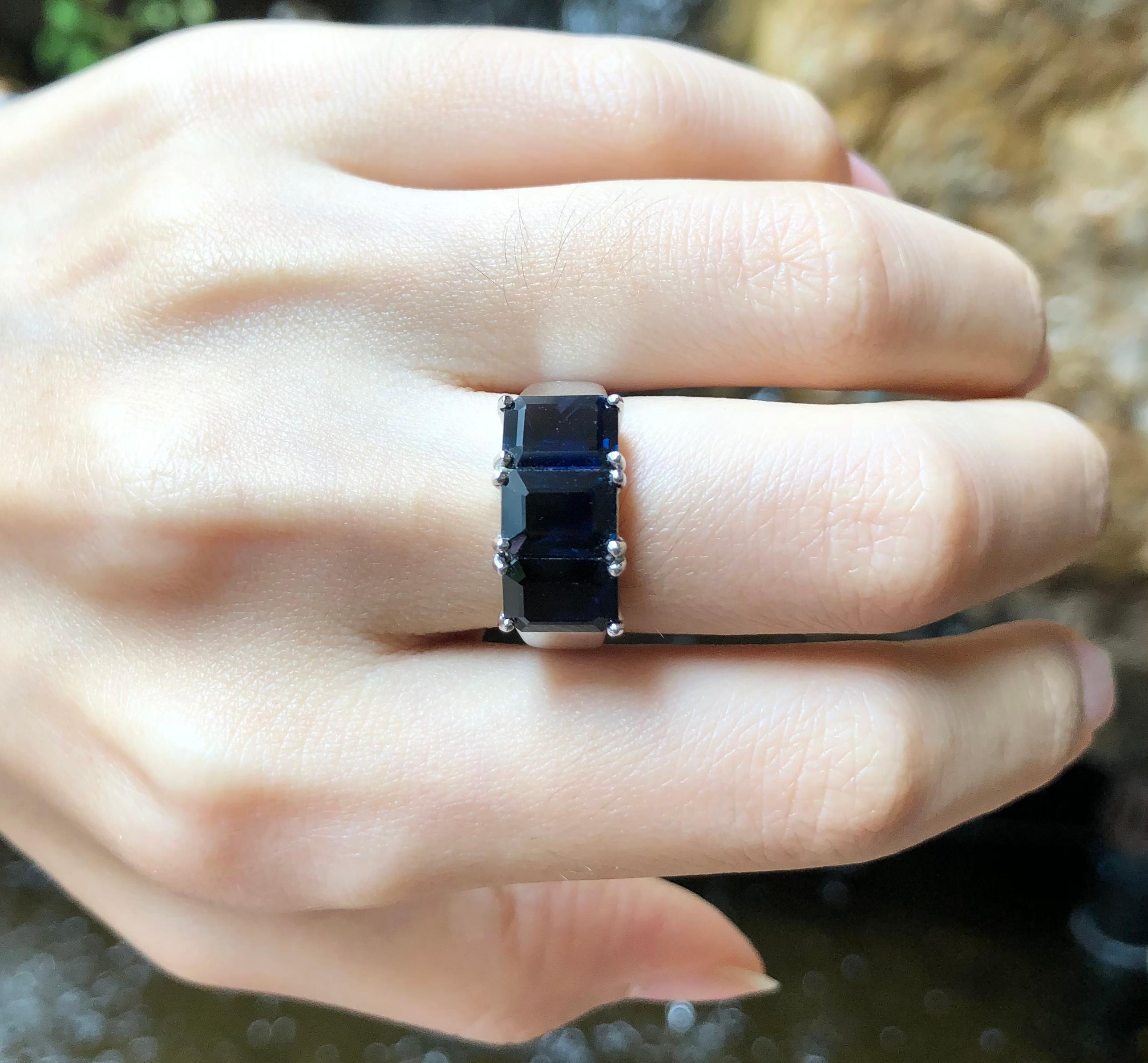 Blue Sapphire Ring Set in 18 Karat White Gold Settings In New Condition In Bangkok, TH