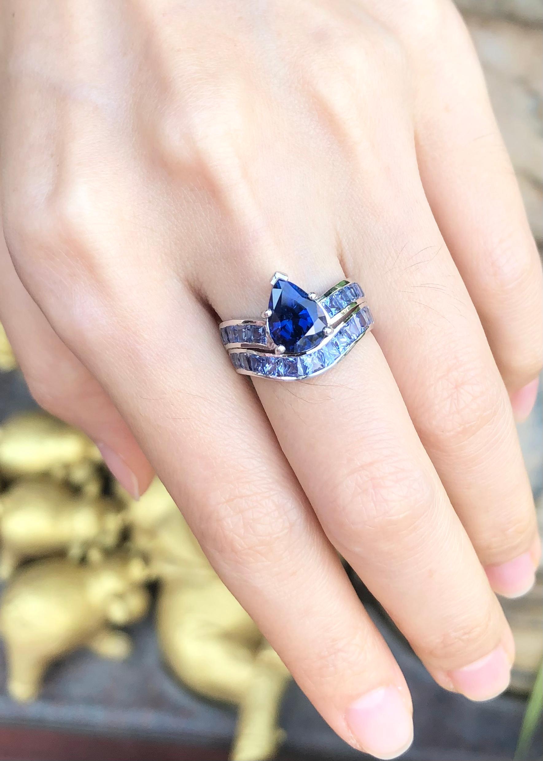 Blue Sapphire Ring Set in 18 Karat White Gold Settings In New Condition For Sale In Bangkok, TH