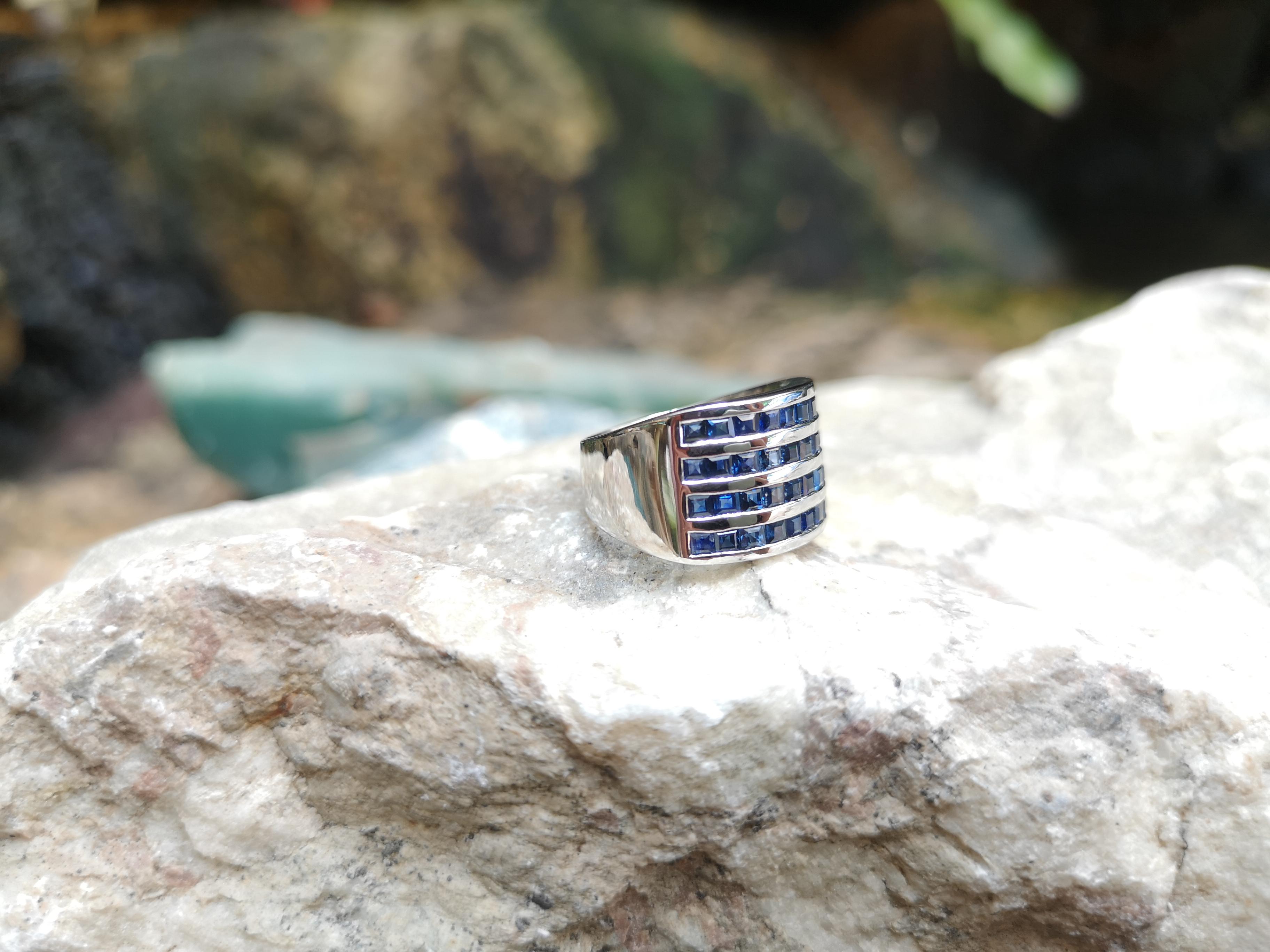 Women's or Men's Blue Sapphire Ring Set in 18 Karat White Gold Settings For Sale