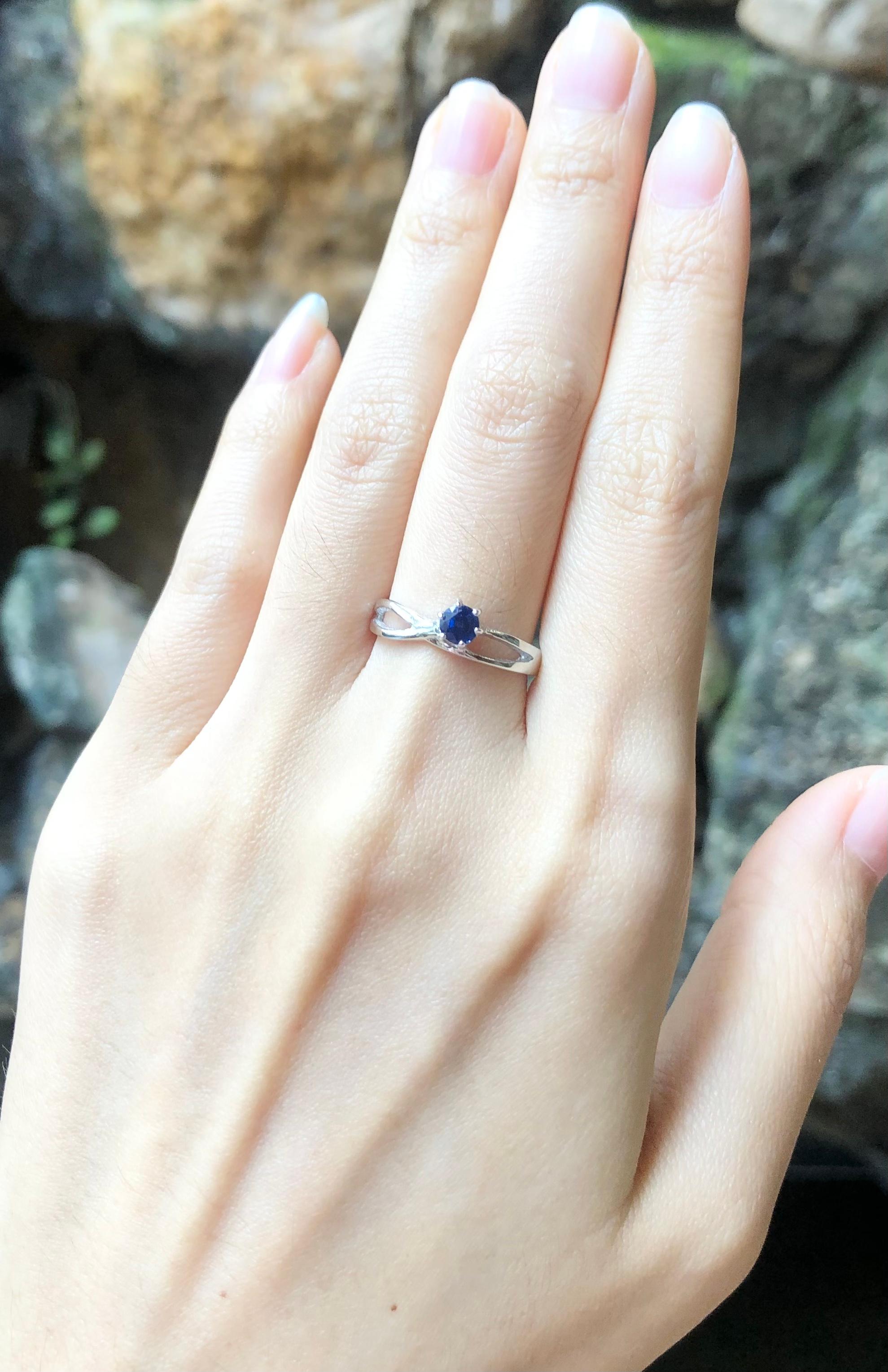 Women's Blue Sapphire Ring set in 18 Karat White Gold Settings For Sale