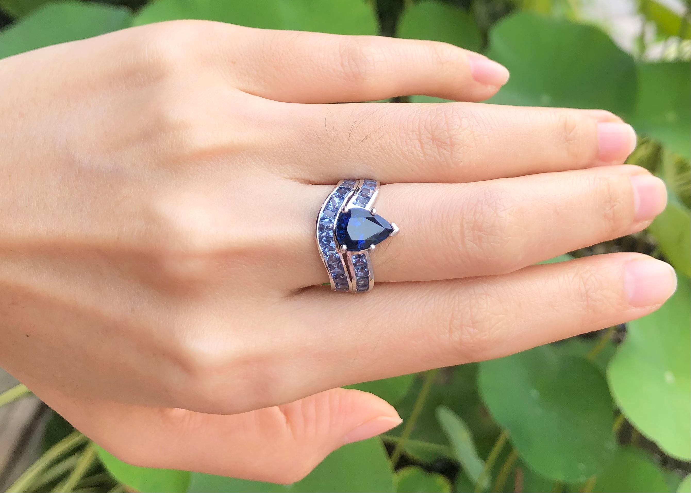 Women's Blue Sapphire Ring Set in 18 Karat White Gold Settings For Sale