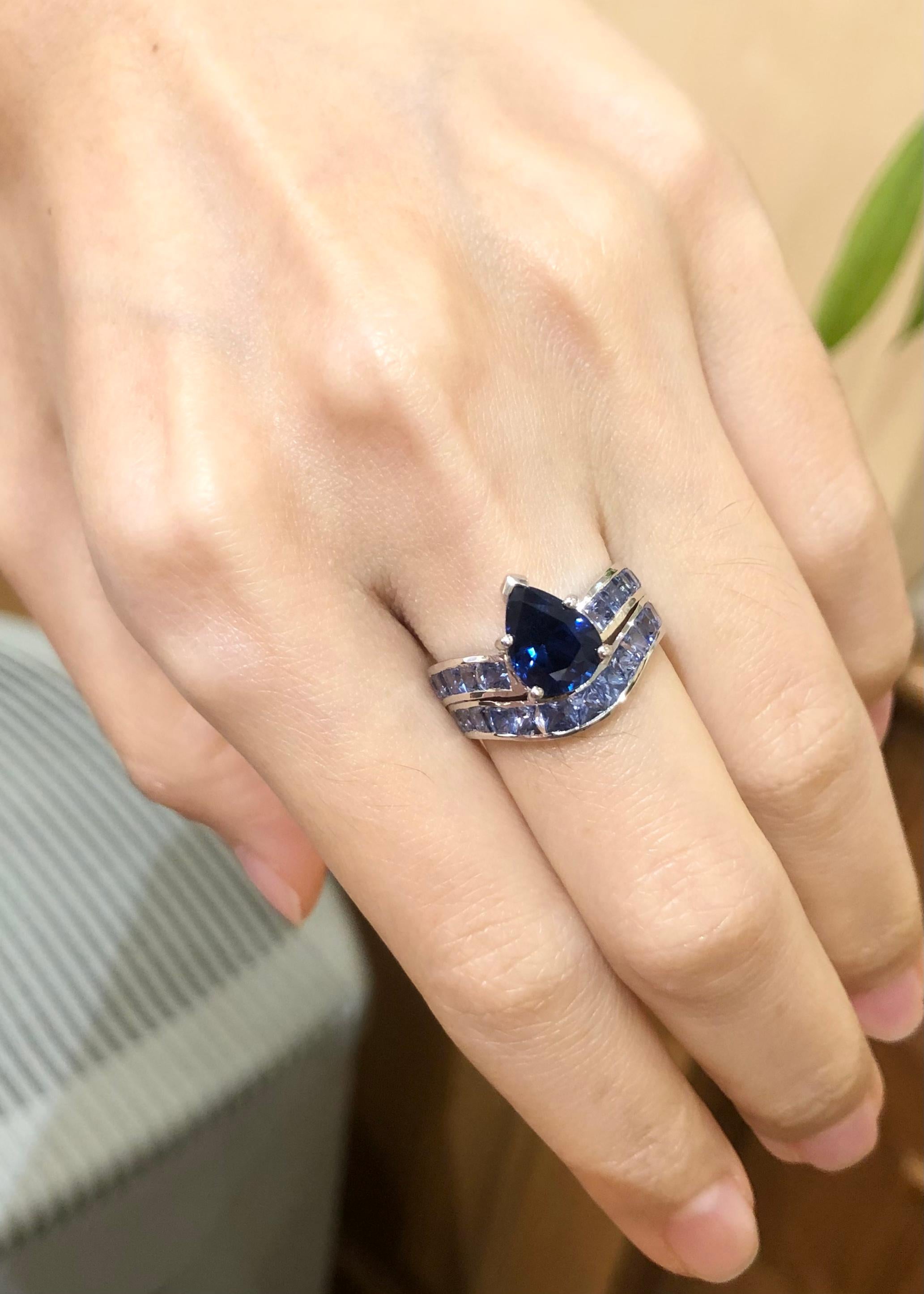 Blue Sapphire Ring Set in 18 Karat White Gold Settings For Sale 1