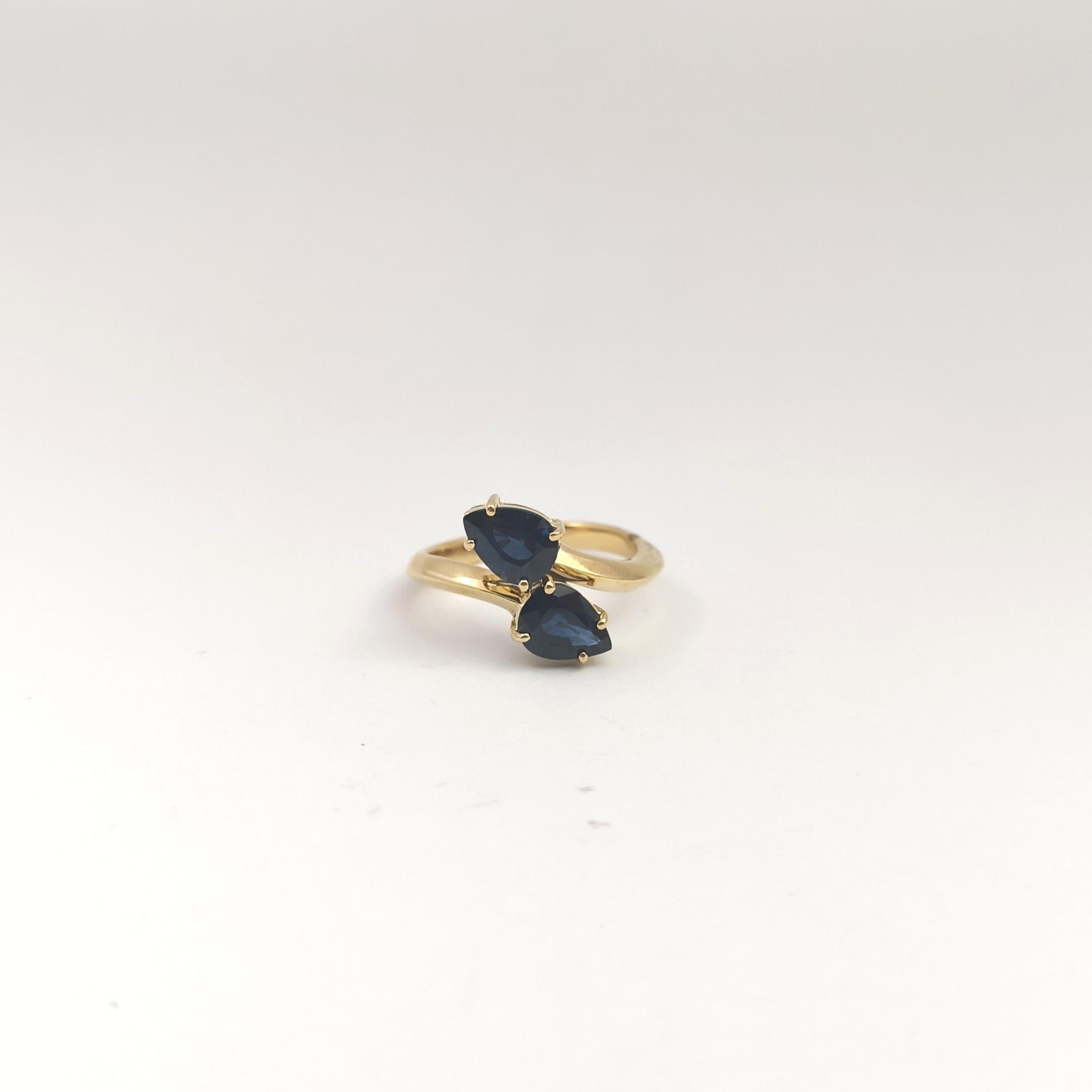 Blue Sapphire Ring set in 18K Gold Settings For Sale 4