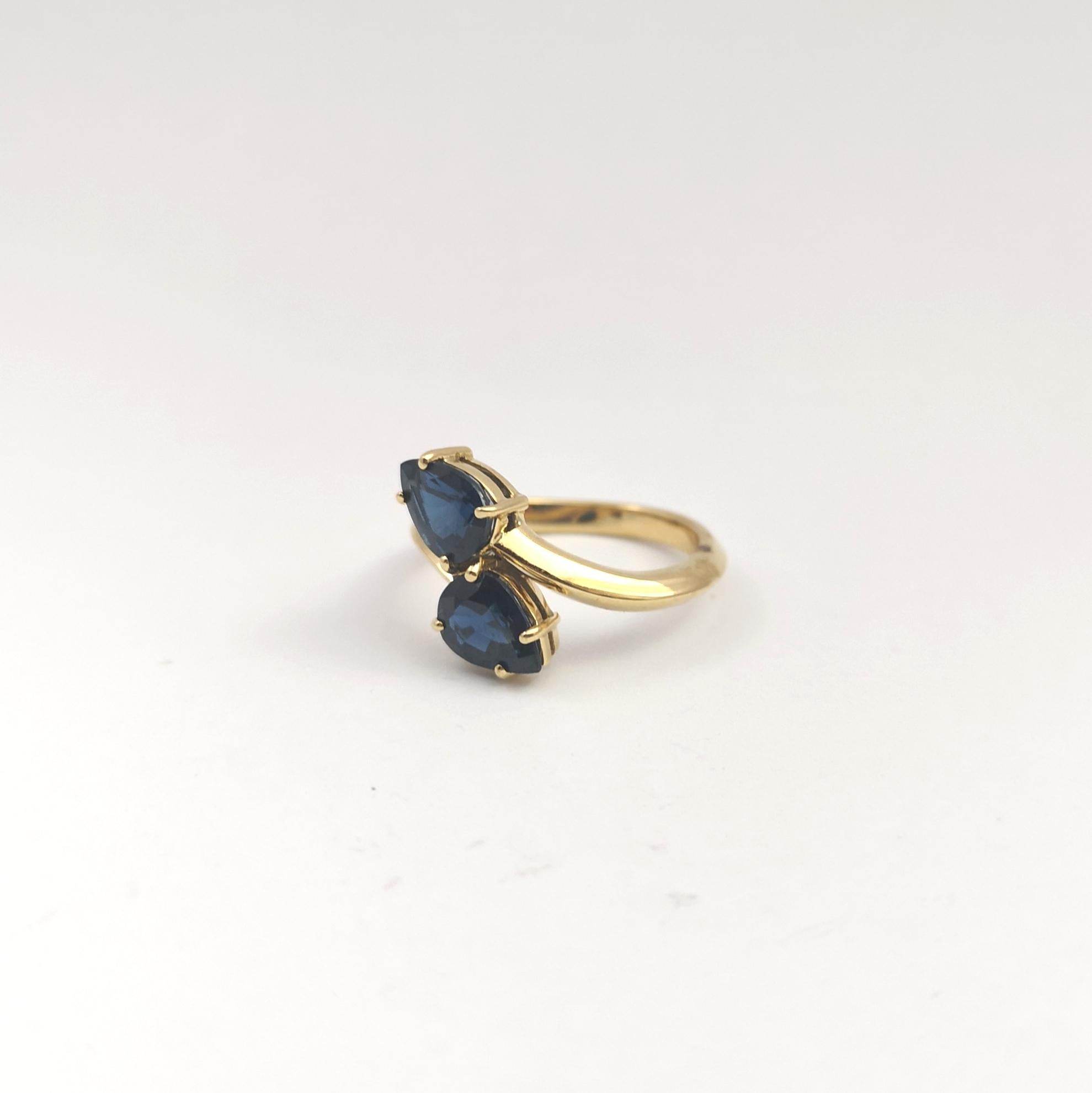 Blue Sapphire Ring set in 18K Gold Settings For Sale 5