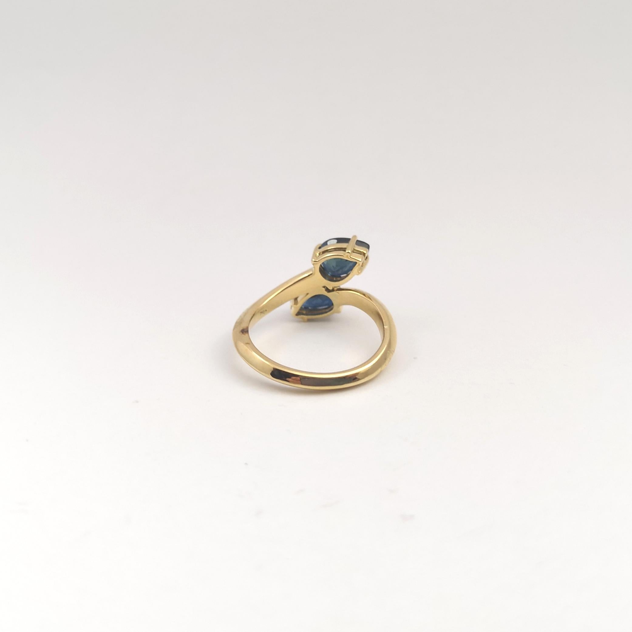 Blue Sapphire Ring set in 18K Gold Settings For Sale 6