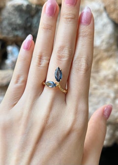Blue Sapphire Ring set in 18K Gold Settings