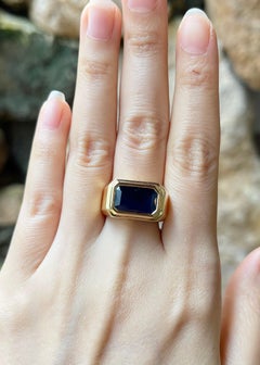 Blue Sapphire Ring set in 18K Gold Settings