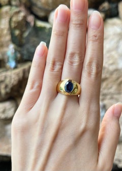 Blue Sapphire Ring set in 18K Gold Settings