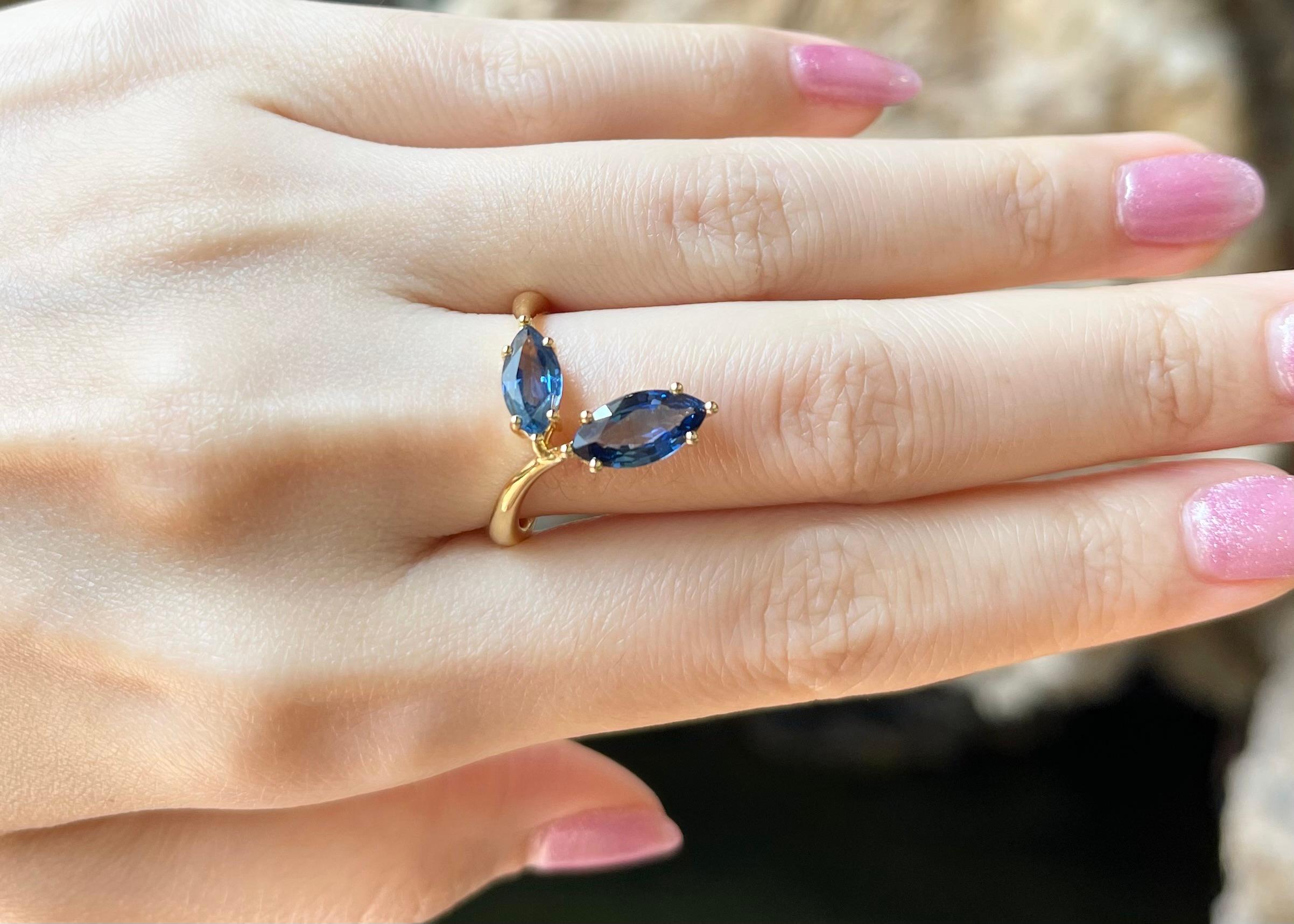 Ring mit blauem Saphir in 18 Karat Goldfassungen gefasst (Zeitgenössisch) im Angebot