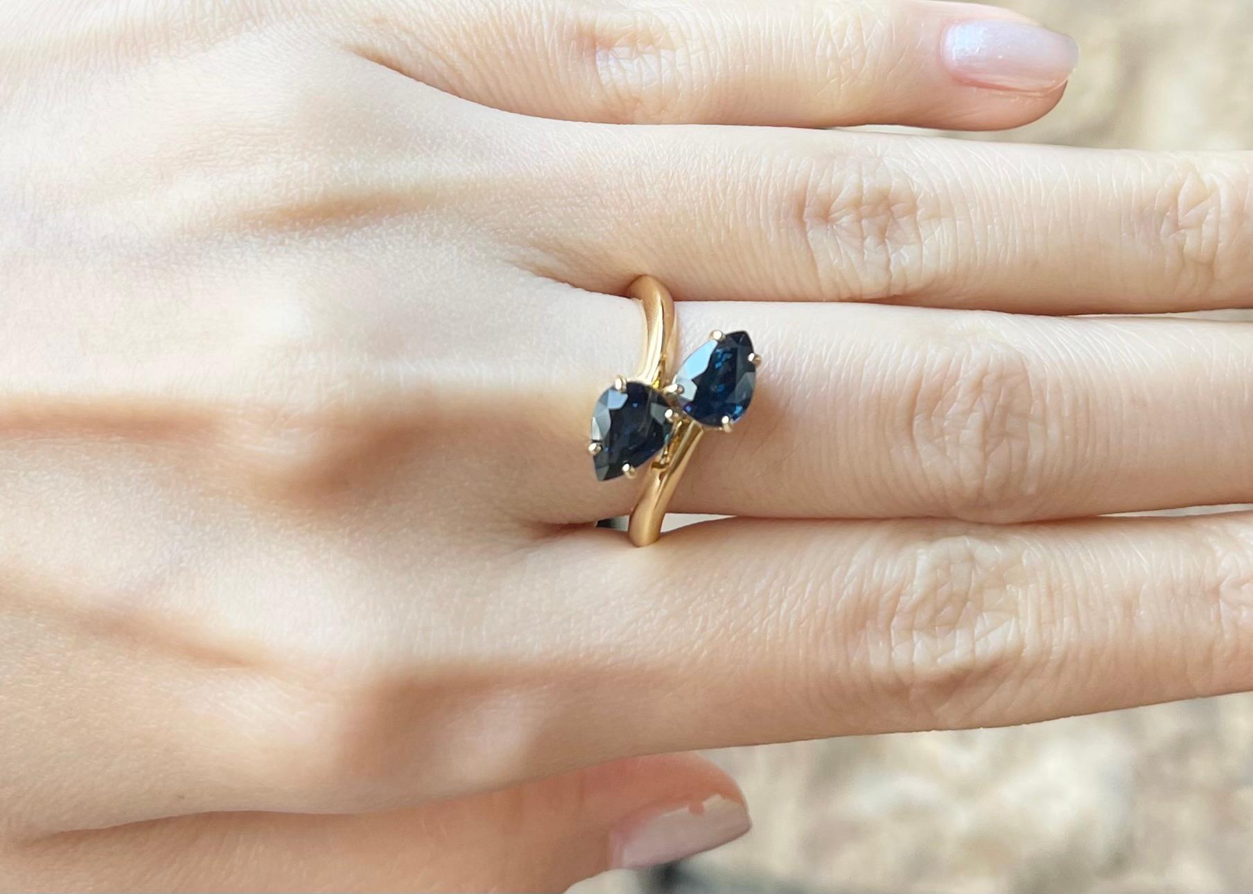 Contemporary Blue Sapphire Ring set in 18K Gold Settings For Sale