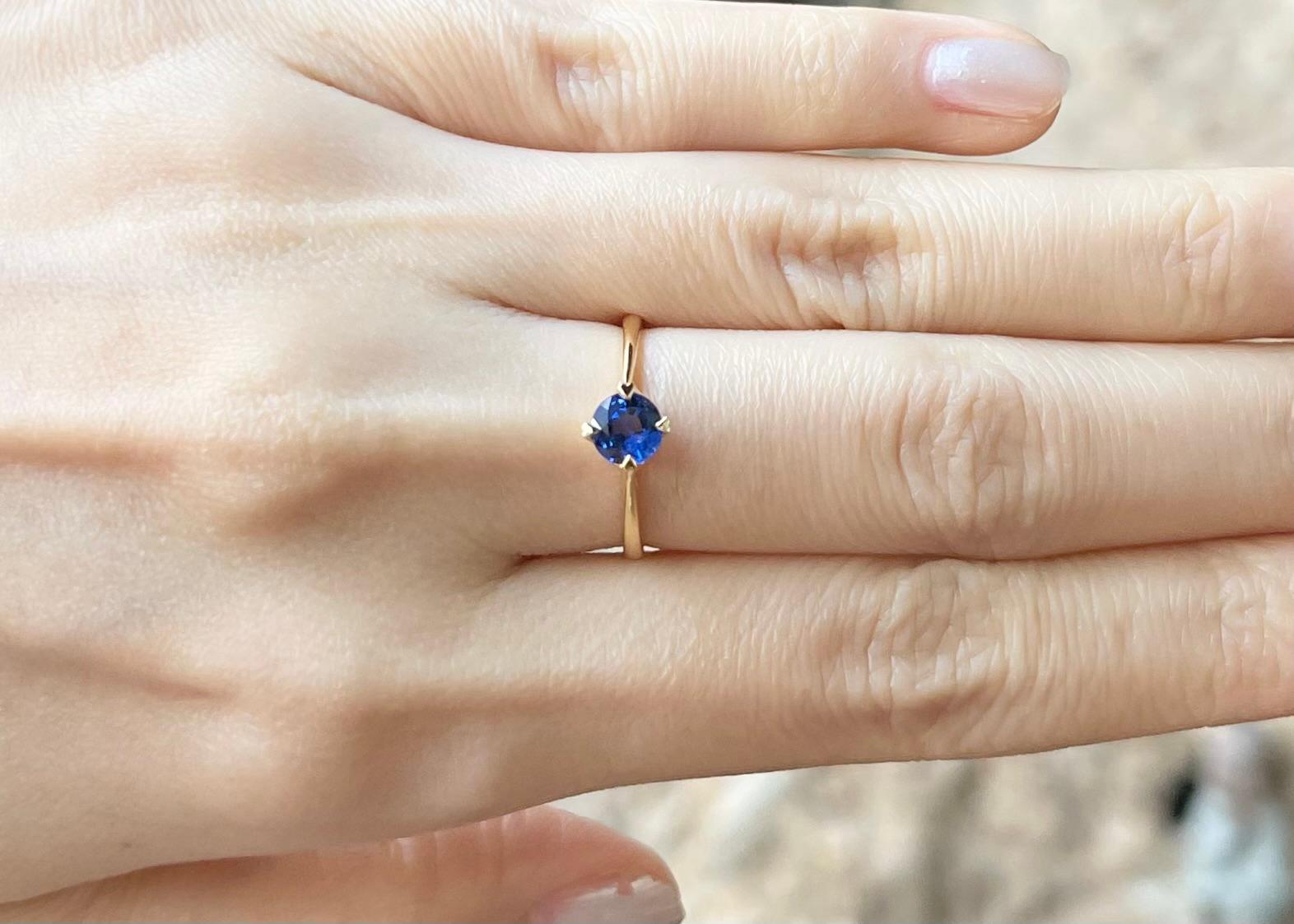 Ring mit blauem Saphir in 18 Karat Goldfassungen gefasst (Zeitgenössisch) im Angebot