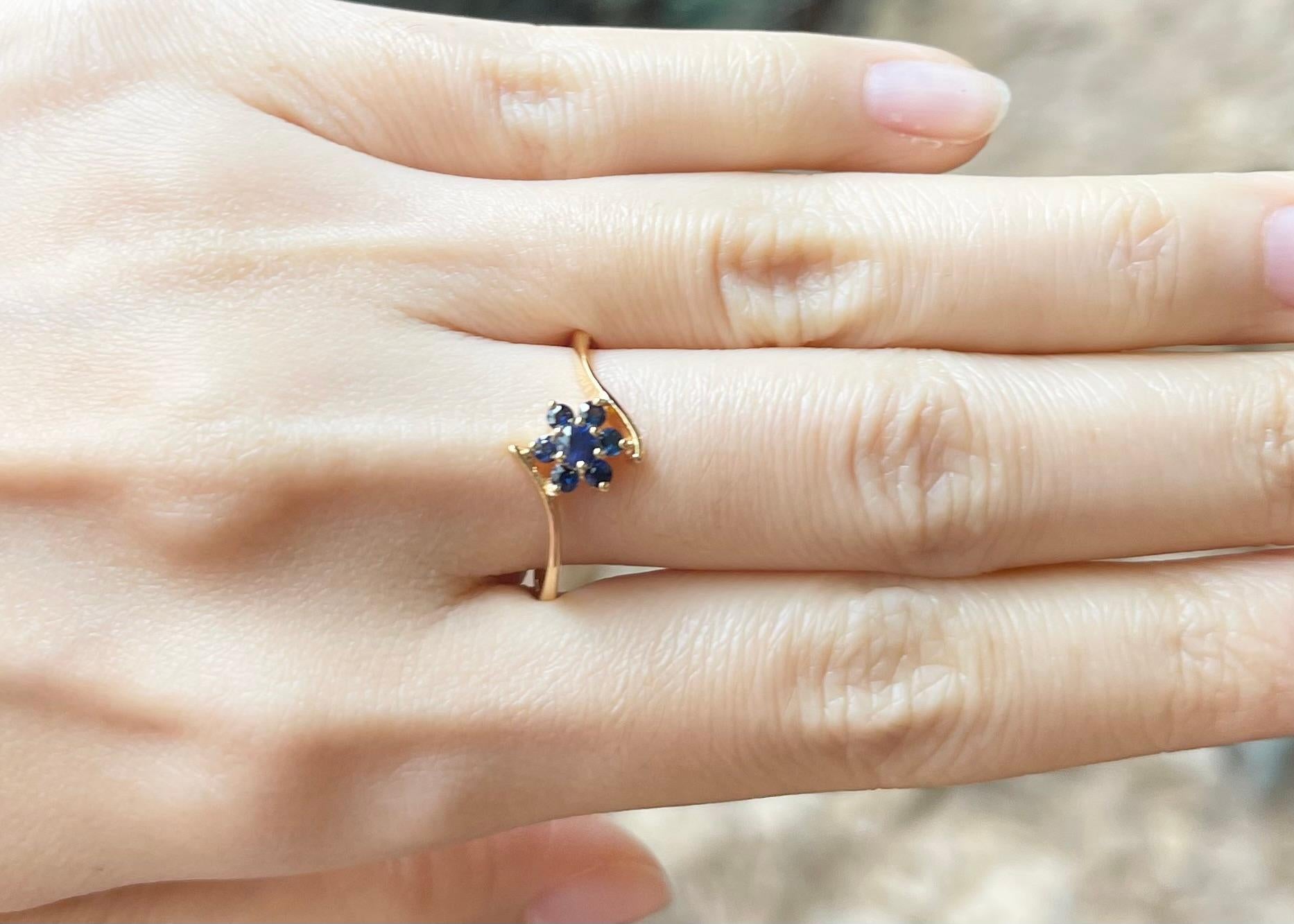 Ring mit blauem Saphir in 18 Karat Goldfassungen gefasst (Zeitgenössisch) im Angebot