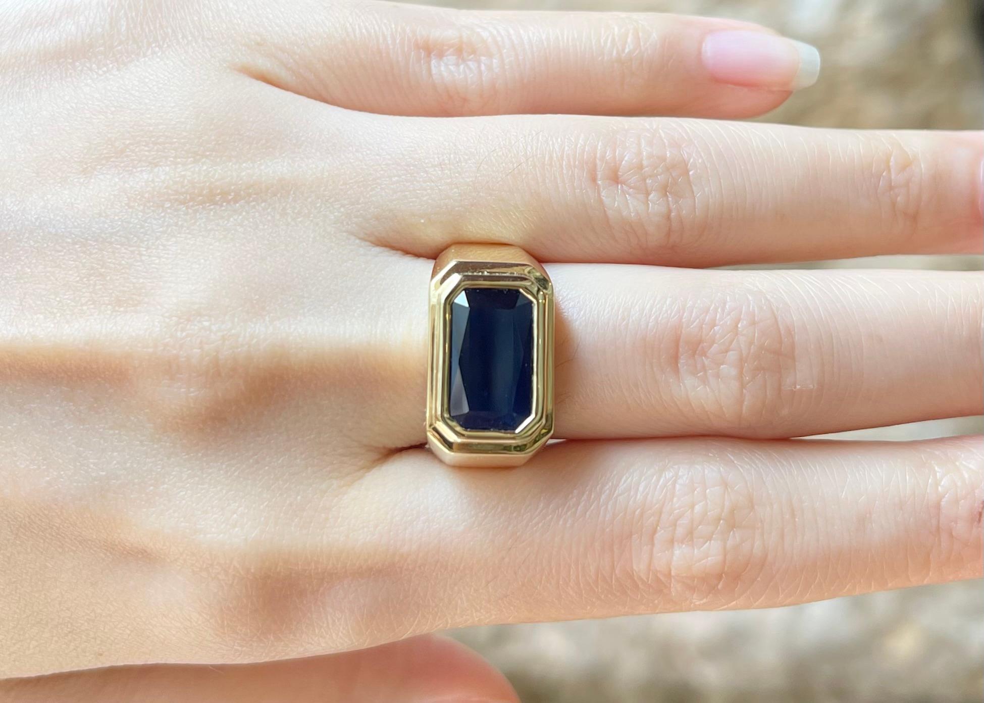 Ring mit blauem Saphir in 18 Karat Goldfassungen gefasst (Zeitgenössisch) im Angebot