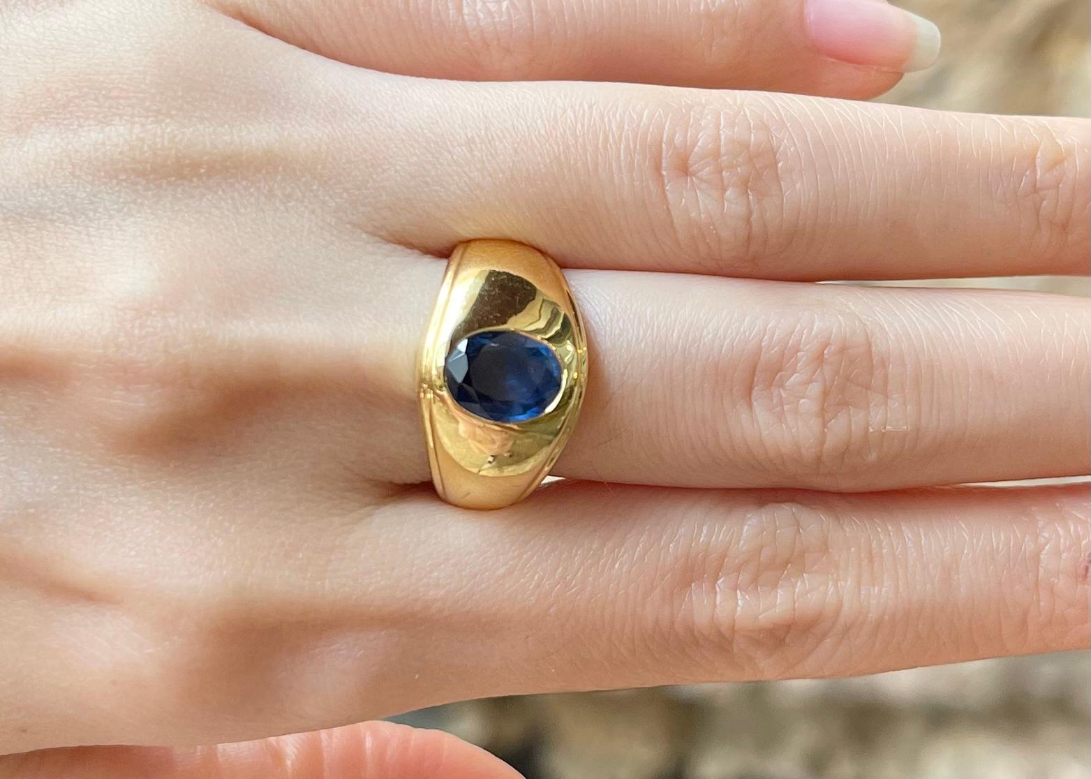 Ring mit blauem Saphir in 18 Karat Goldfassungen gefasst (Zeitgenössisch) im Angebot