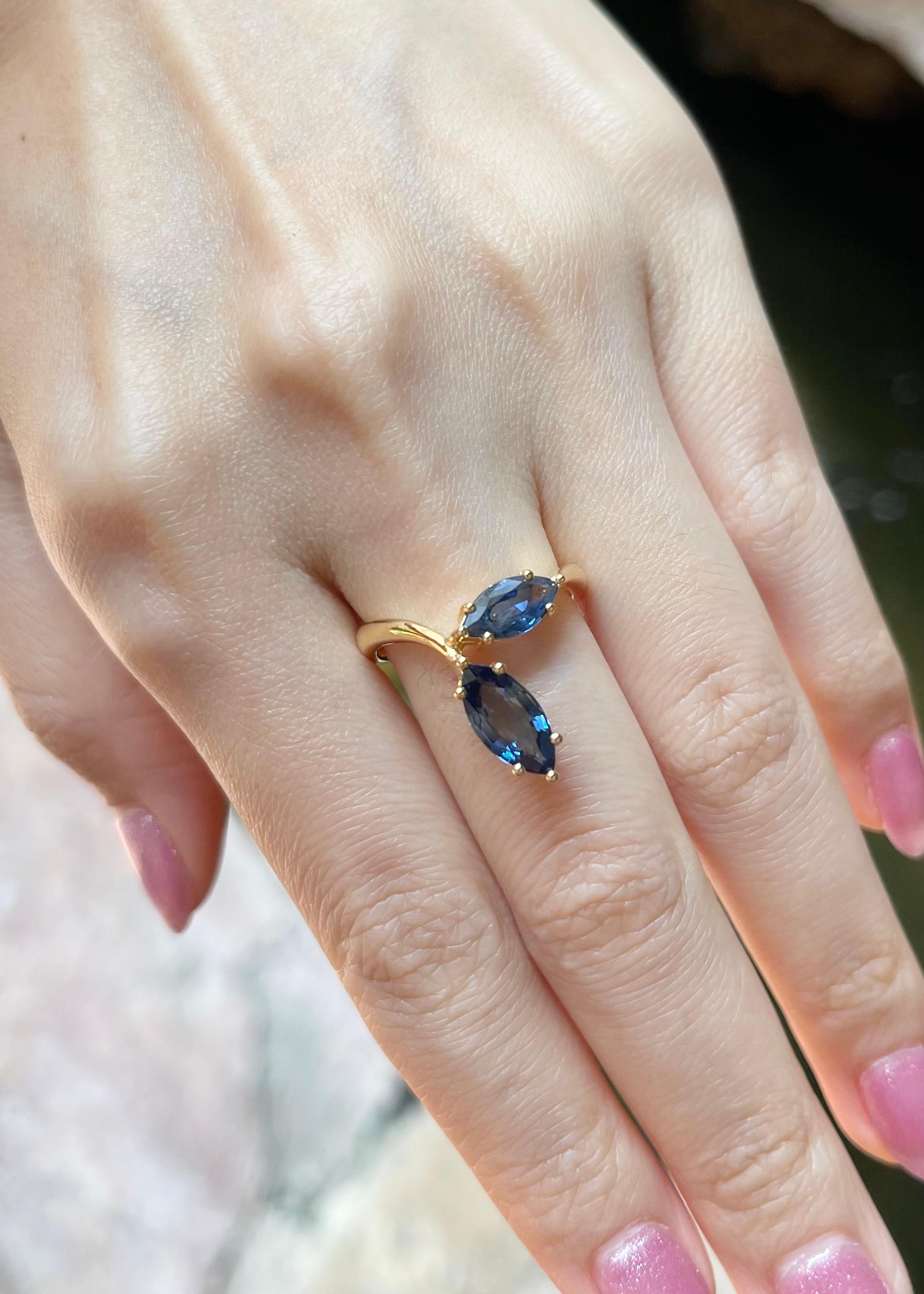 Ring mit blauem Saphir in 18 Karat Goldfassungen gefasst (Marquiseschliff) im Angebot