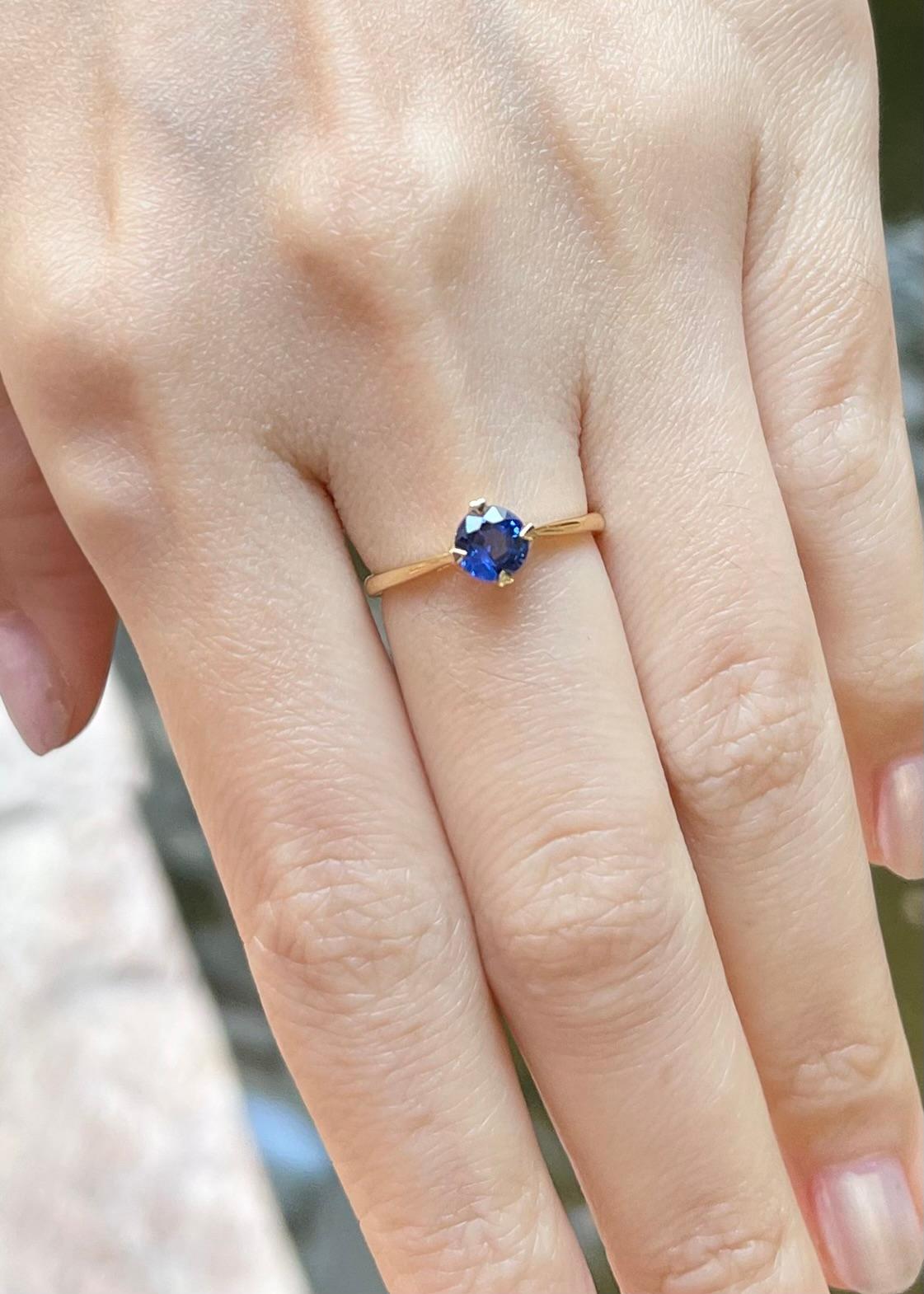 Ring mit blauem Saphir in 18 Karat Goldfassungen gefasst (Rundschliff) im Angebot