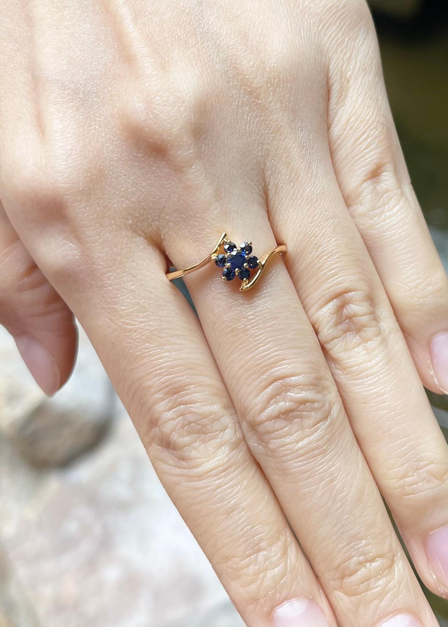 Ring mit blauem Saphir in 18 Karat Goldfassungen gefasst (Rundschliff) im Angebot