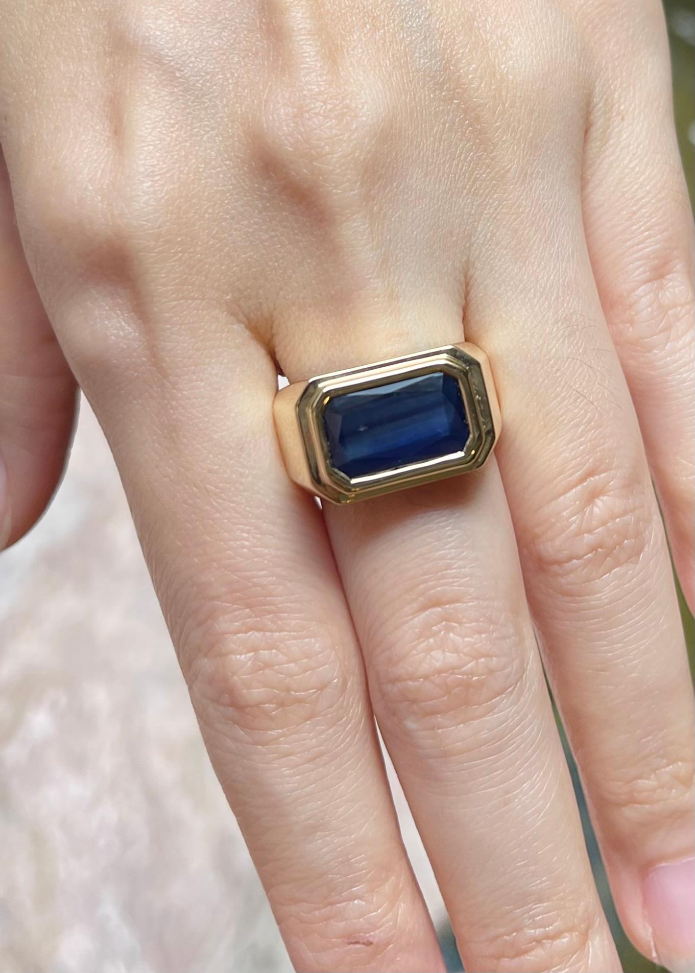 Ring mit blauem Saphir in 18 Karat Goldfassungen gefasst (Smaragdschliff) im Angebot