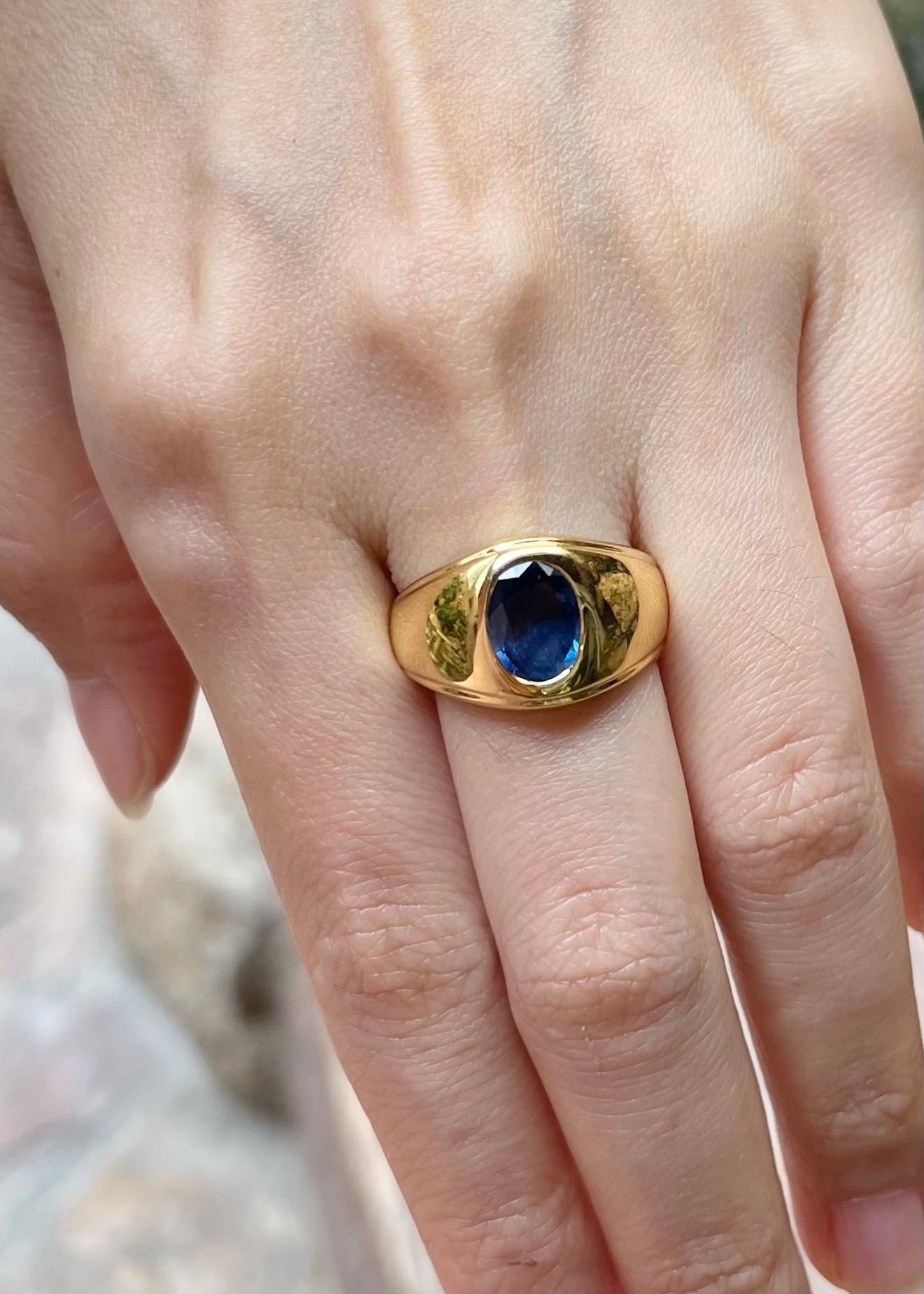 Ring mit blauem Saphir in 18 Karat Goldfassungen gefasst (Ovalschliff) im Angebot