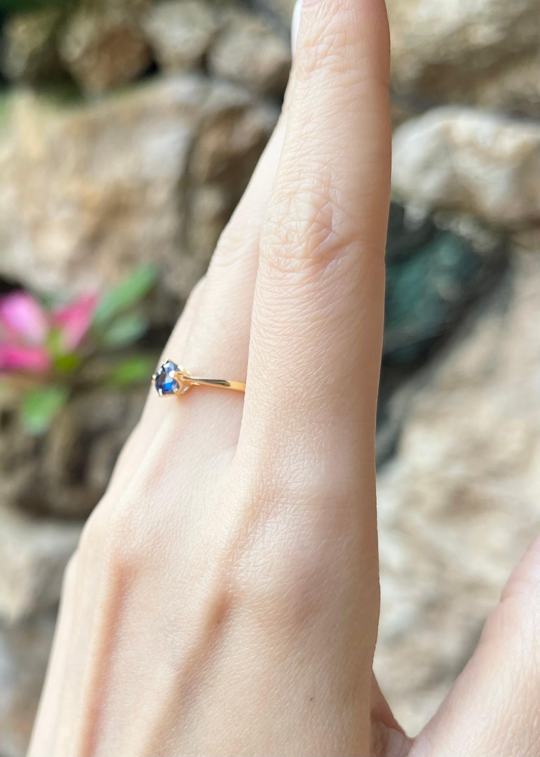 Ring mit blauem Saphir in 18 Karat Goldfassungen gefasst im Zustand „Neu“ im Angebot in Bangkok, TH