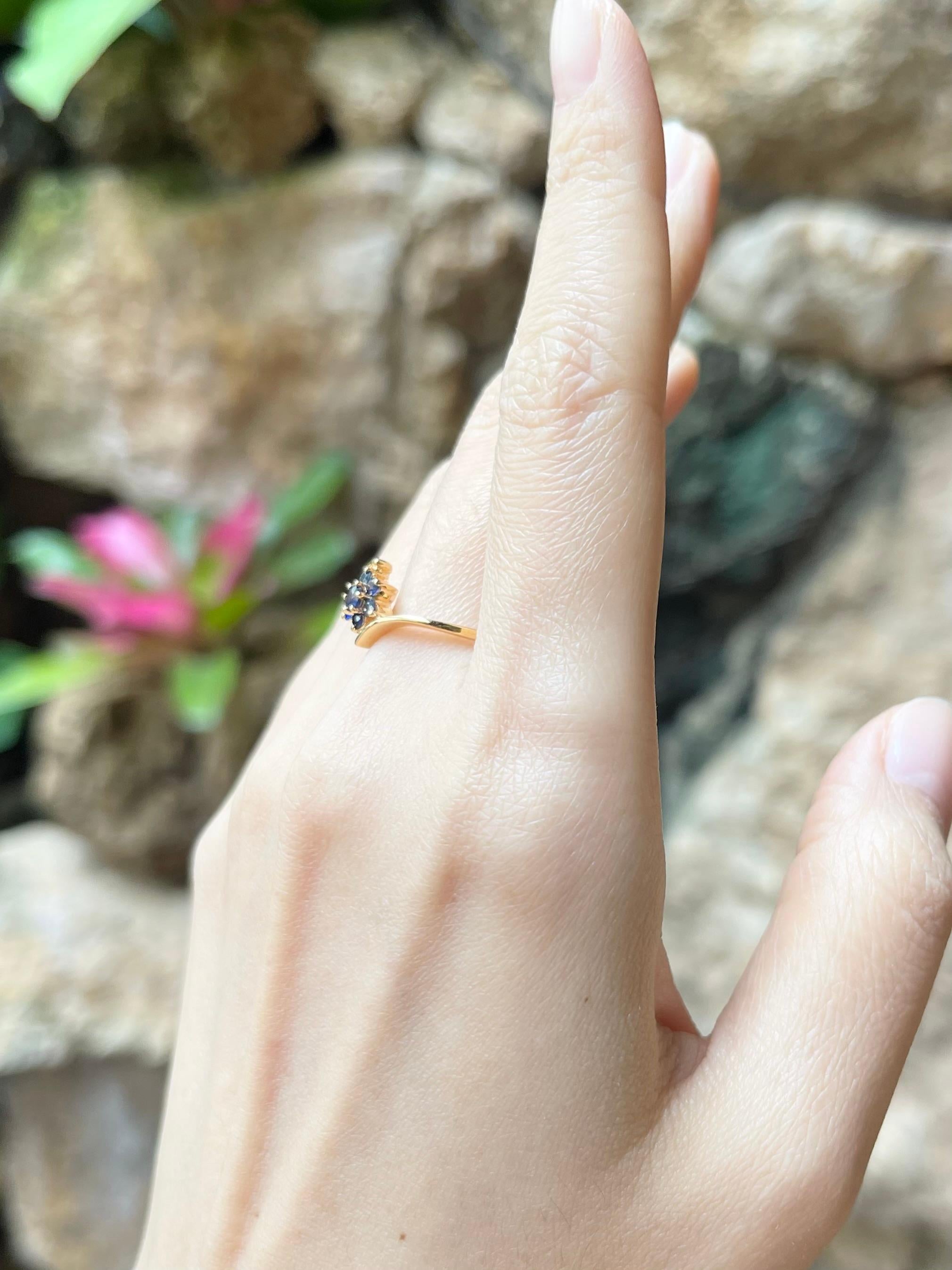 Ring mit blauem Saphir in 18 Karat Goldfassungen gefasst im Zustand „Neu“ im Angebot in Bangkok, TH