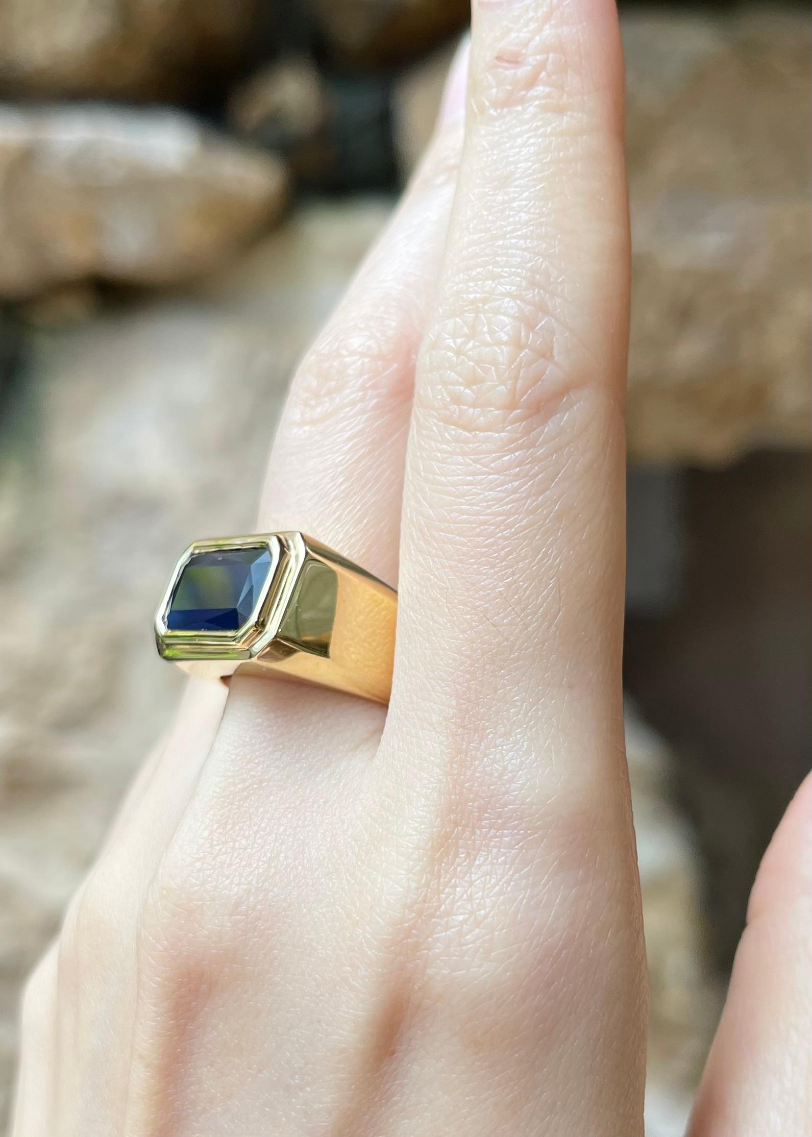 Ring mit blauem Saphir in 18 Karat Goldfassungen gefasst im Zustand „Neu“ im Angebot in Bangkok, TH