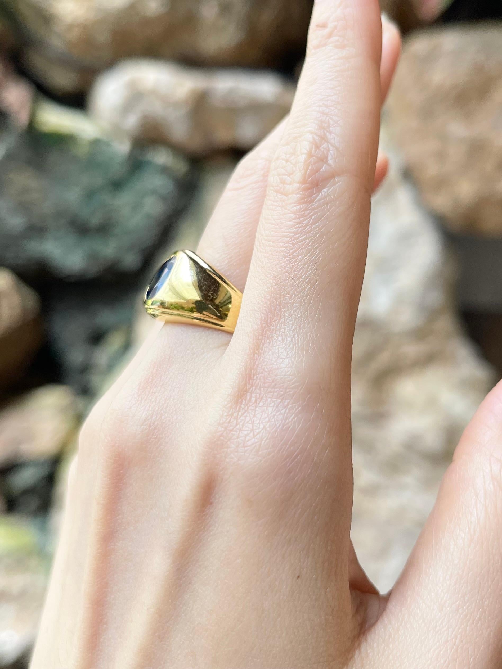Ring mit blauem Saphir in 18 Karat Goldfassungen gefasst im Zustand „Neu“ im Angebot in Bangkok, TH