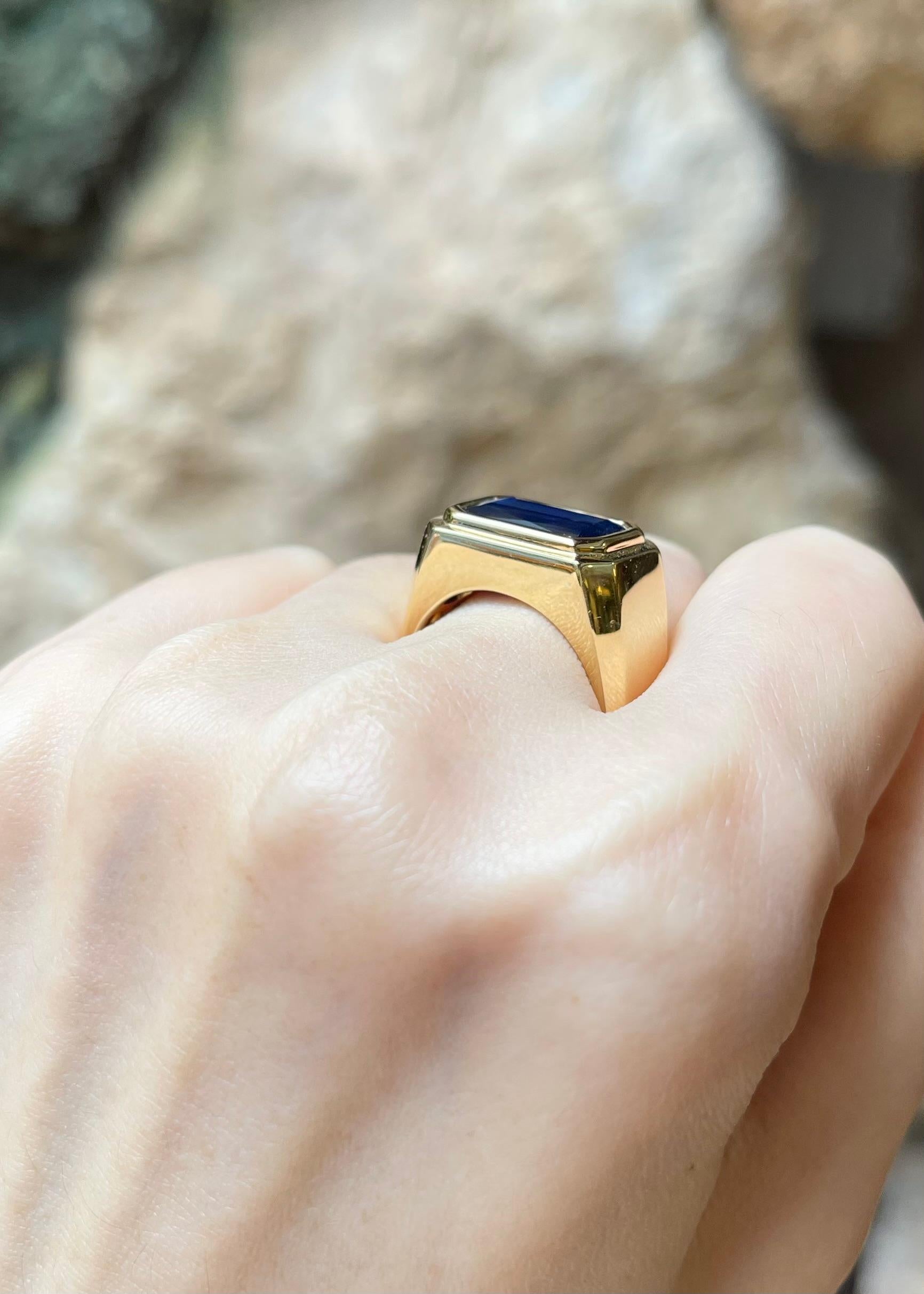 Ring mit blauem Saphir in 18 Karat Goldfassungen gefasst für Damen oder Herren im Angebot